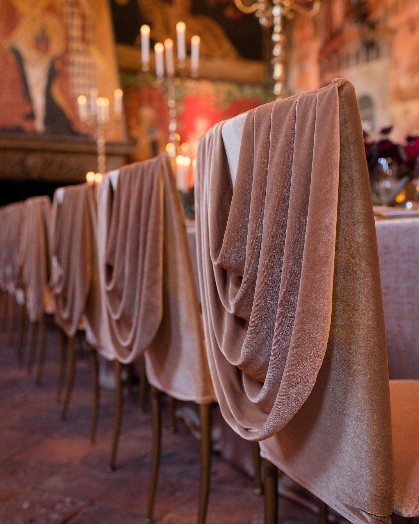 When the back of your chair is as elegant as the back of your dress&hellip; #eventplanner #eventdesign #modeventdesign #napavalley #eventdesignedbymod #no50 #royalstyle