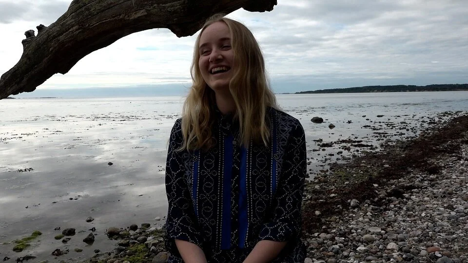 “Det med at være stille sammen, det tror jeg er noget grønlandsk”, siger Sarah, en ud af to danske unge i Siammartoq.