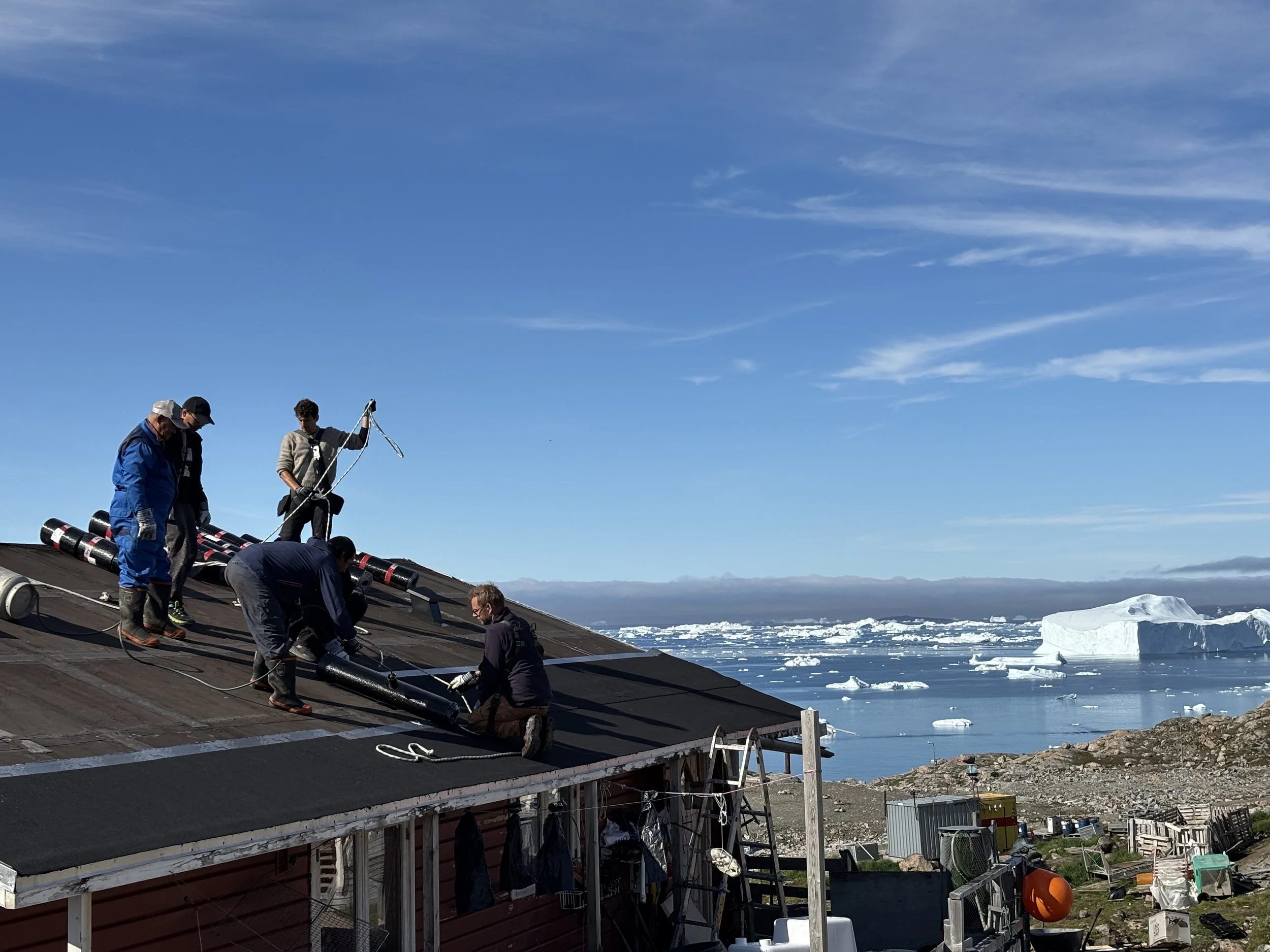 Nyt tagpap, maling og hårdt arbejde forvandler familiehuse i Kullorsuaq
