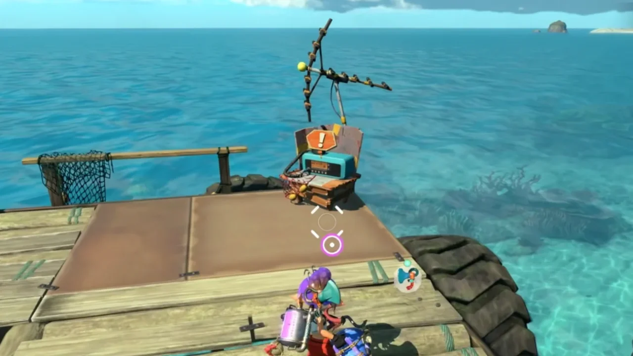 Splatoon Raiders gameplay showing a character on a wooden platform next to a makeshift radio beacon with an antenna and exclamation mark icon, set against a bright blue tropical ocean.