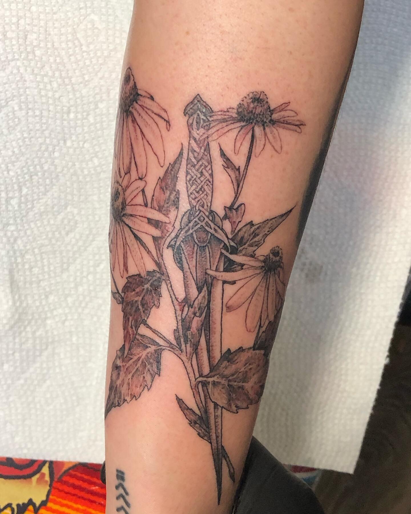 #dagger #floraltattoo #flowers #greywork #fine #freshandhealed @shamrocktattoocompany 
#tattoo #sabre #tattooartist
#westhartford #hartford #cttattoos #cttattooartist #ctart 
@sabretooth_tattoo 

Thanks @sarellemur