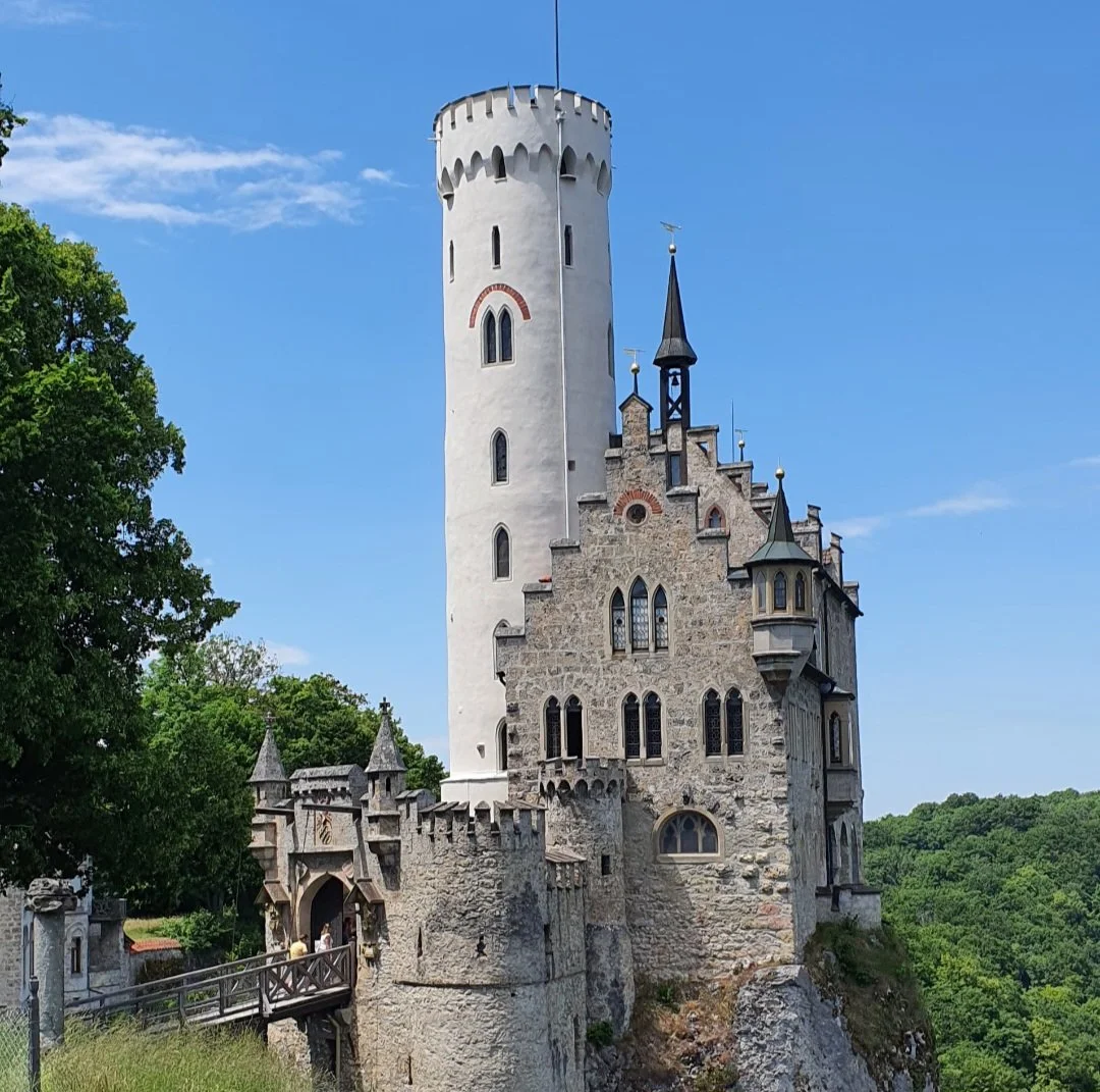 Frühlingswanderung – Märchenschloss, Tropfsteinhöhle und Forellen