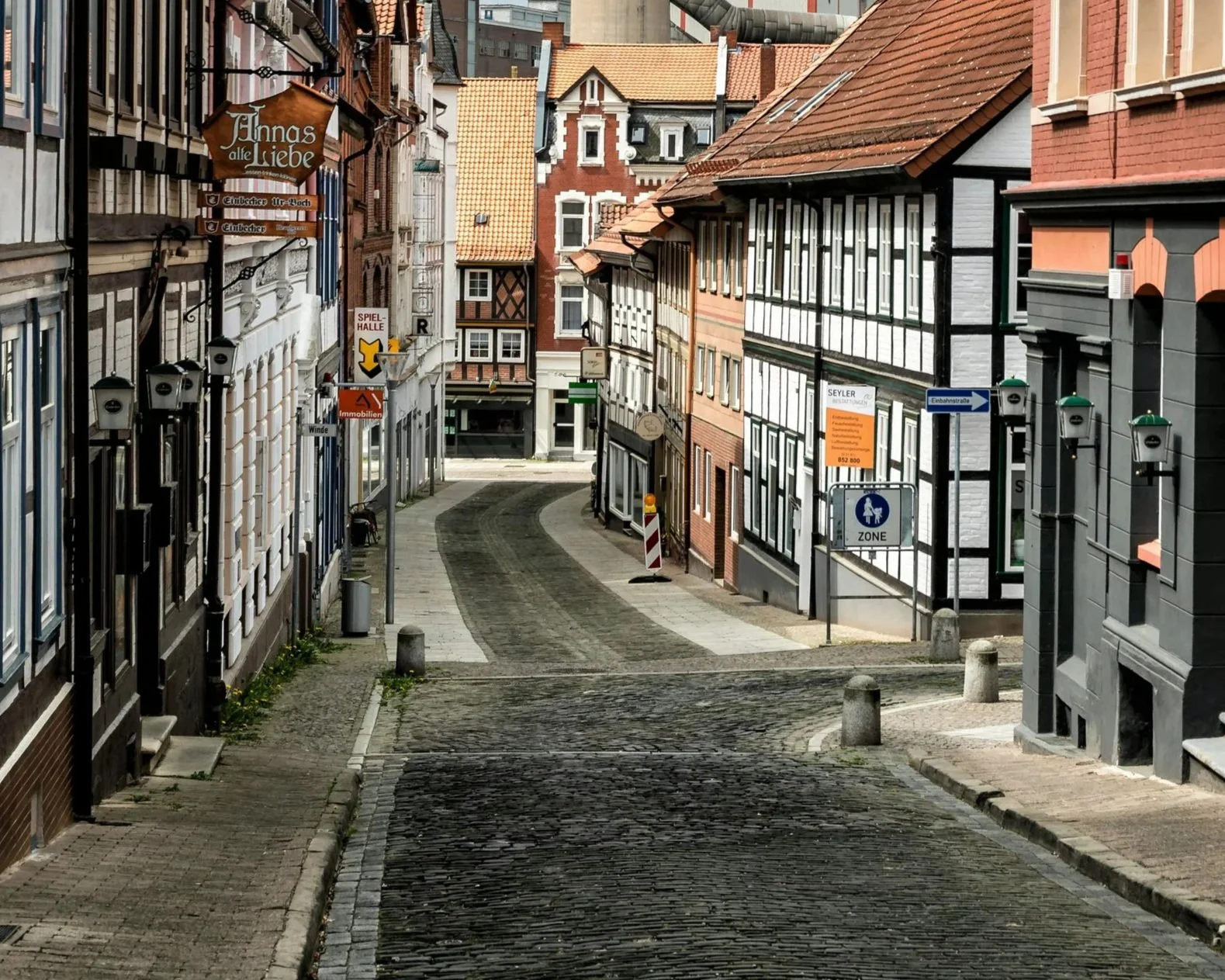 Unterwegs zu Fachwerk und Moderne im Leinetal! - Führung durch das UNESCO-Welterbe Fagus-Werk und anschließende Wanderung