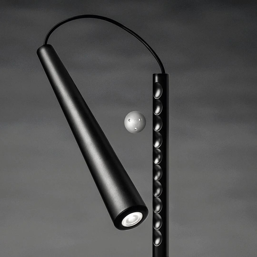 Lampička - věrn&yacute; společn&iacute;k, bez kter&eacute;ho si večer nic nepočtete🖤🤍 i tento prvek va&scaron;eho osvětlen&iacute; může b&yacute;t designov&yacute;🤭
@foscarinilamps 

-
-
-

#diluce #lightingdesigners #lightingproduct #lighting #li