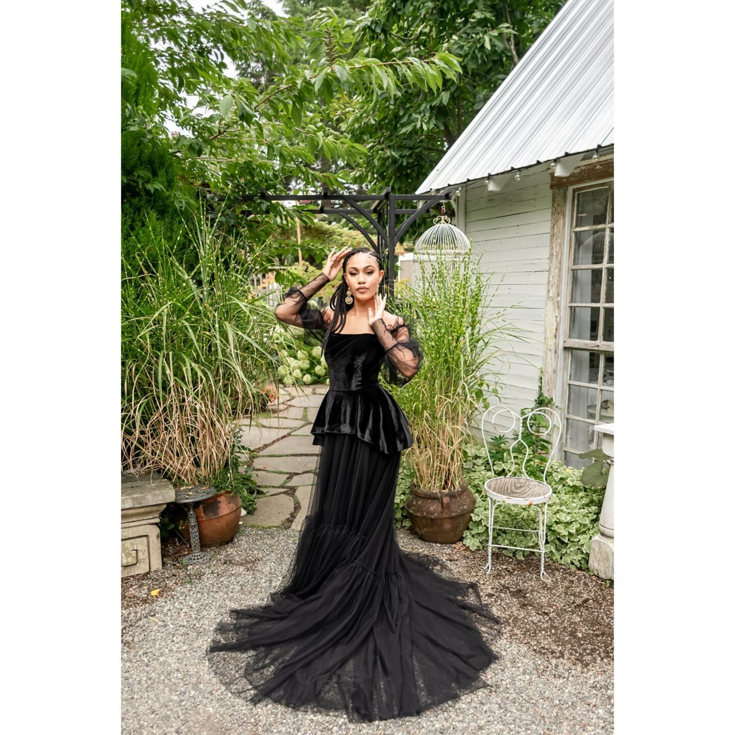 The tulle and velvet of the Eastlake Gown are so dreamy ❤ 

Designer @frenchknotcouture 
Model @iamsydneejordan