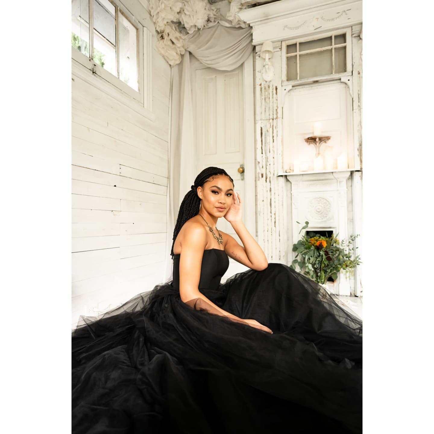 Usually I post my sessions in chronological order of when I shoot them but Ive been dying to post these images from the styled shoot I did with @frenchknotcouture especially with all of her amazing black dresses she has designed! This is tye Twilight