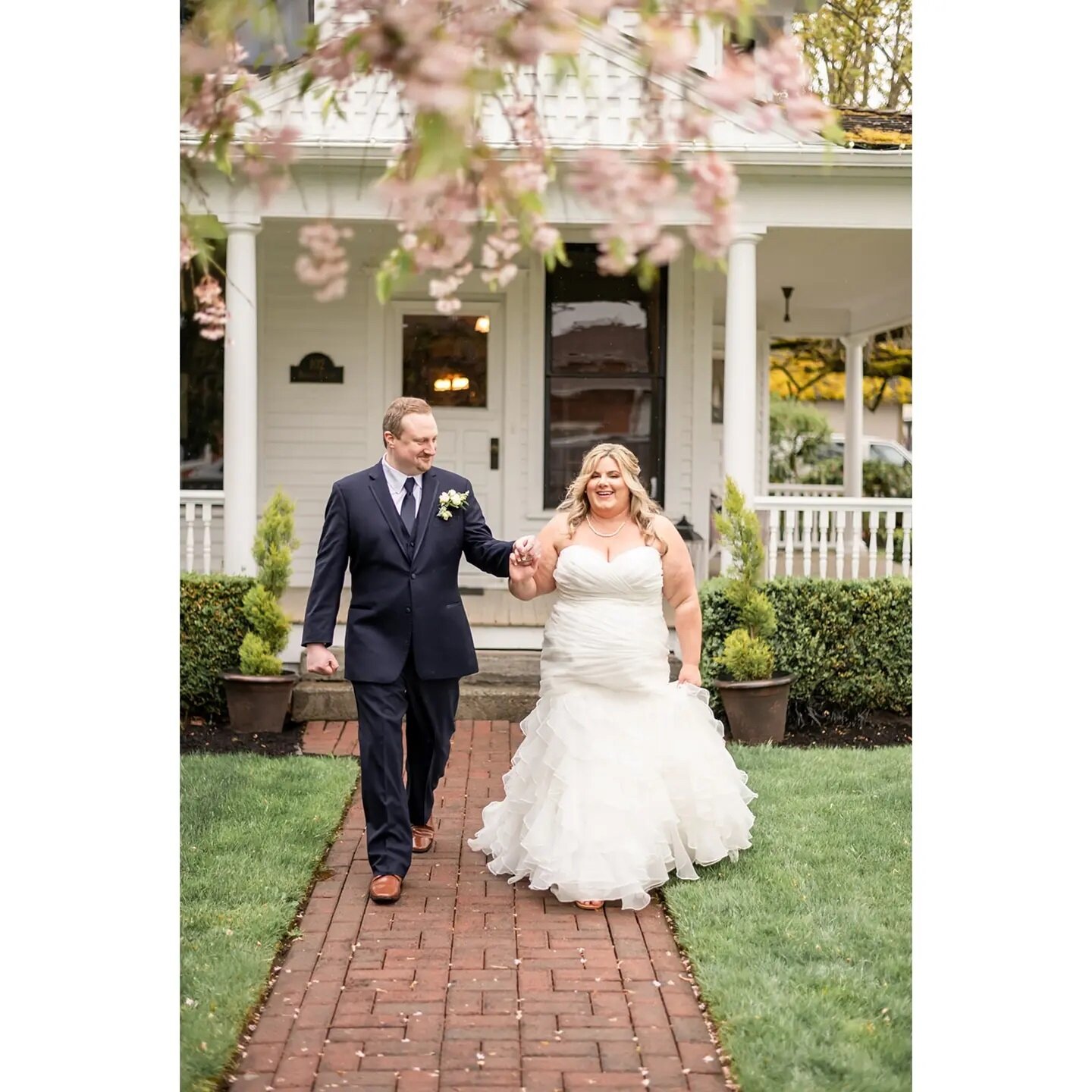 There is nothing quite like the feeling of seeing the first flowers starting to bloom in Spring 💕 Glad this tree was in bloom at @ortingmanor for this beautiful April wedding!