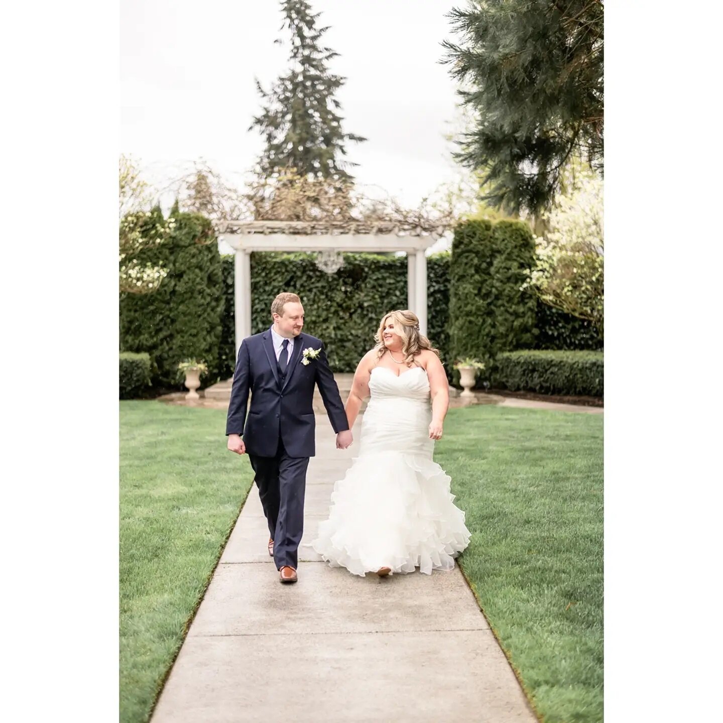 While this rainy April wedding wasn't exactly what Kerri and Kevin had in mind for their special day it was still incredibly stunning with the lush, vibrant greens and the smell of spring in the air. We even got a few breaks in the drizzle that we co