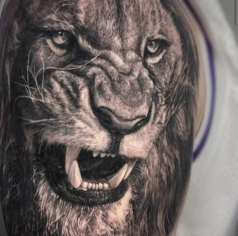 @zs.tattoo_tattoopeople Art doesn&rsquo;t just sit on your skinㅡit lives there. Shadows, textures, and memories, captured in every stroke.