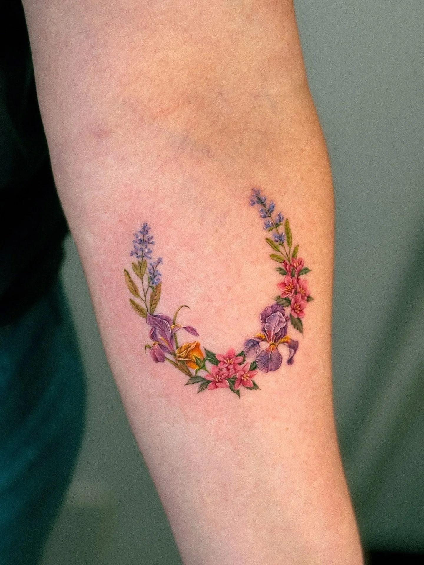 ✨Meet G.No! @gno_tattoopeople One of Toronto&rsquo;s top watercolor tattoo artists, and a standout talent at Tattoo People!🎨

Known for delicate watercolor and fineline tattoos, G.No brings precision to every piece, making them a favorite for anyone