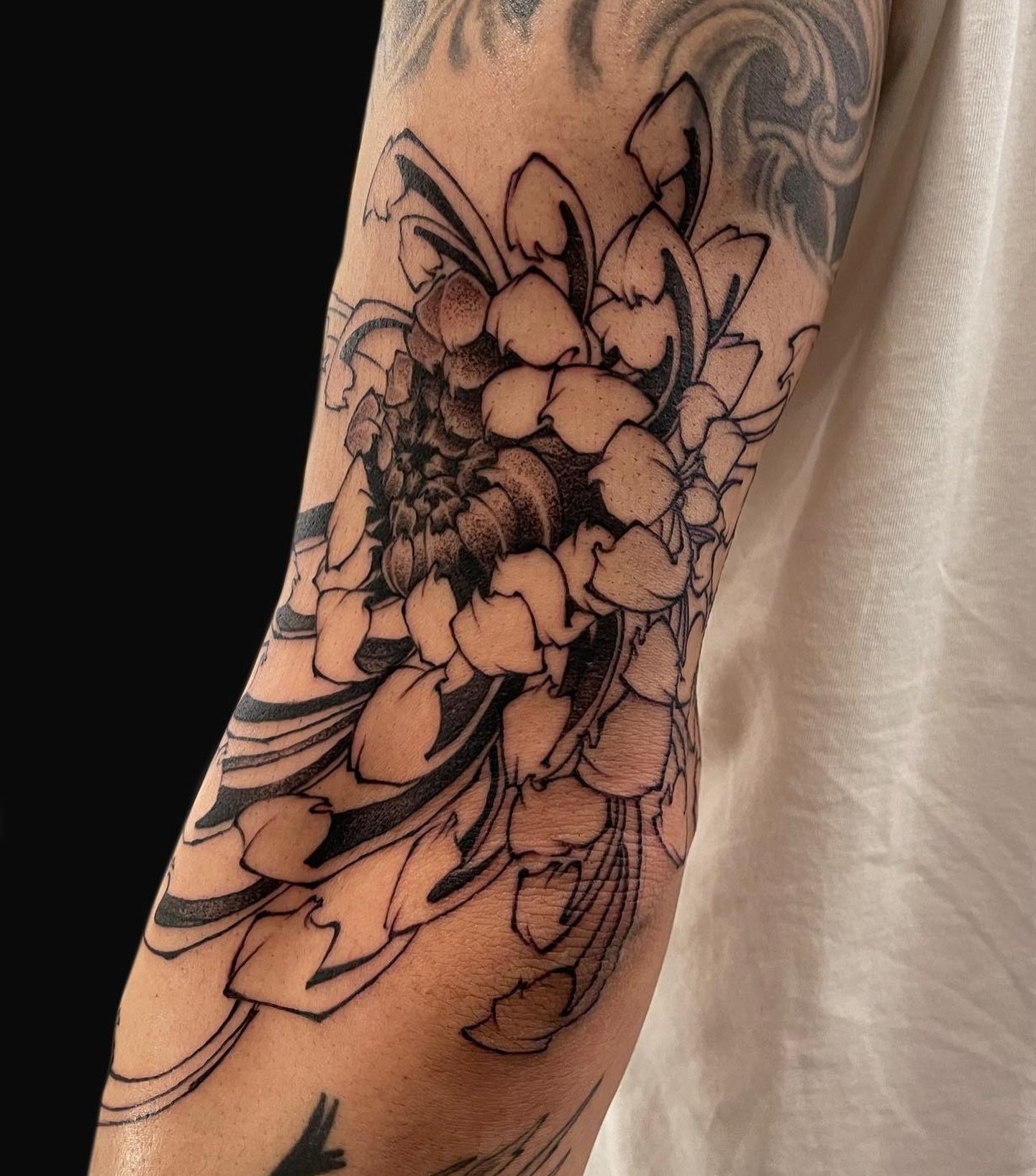 Meet the Artist: Ronald 🎨 

If you&rsquo;re into bold colour and strong composition, Ronald (@lilfunki_tattoopeople) is one of Toronto&rsquo;s go-to neo-traditional tattoo artists.

Known for neo-traditional tattoos and realism tattoos in Toronto, h