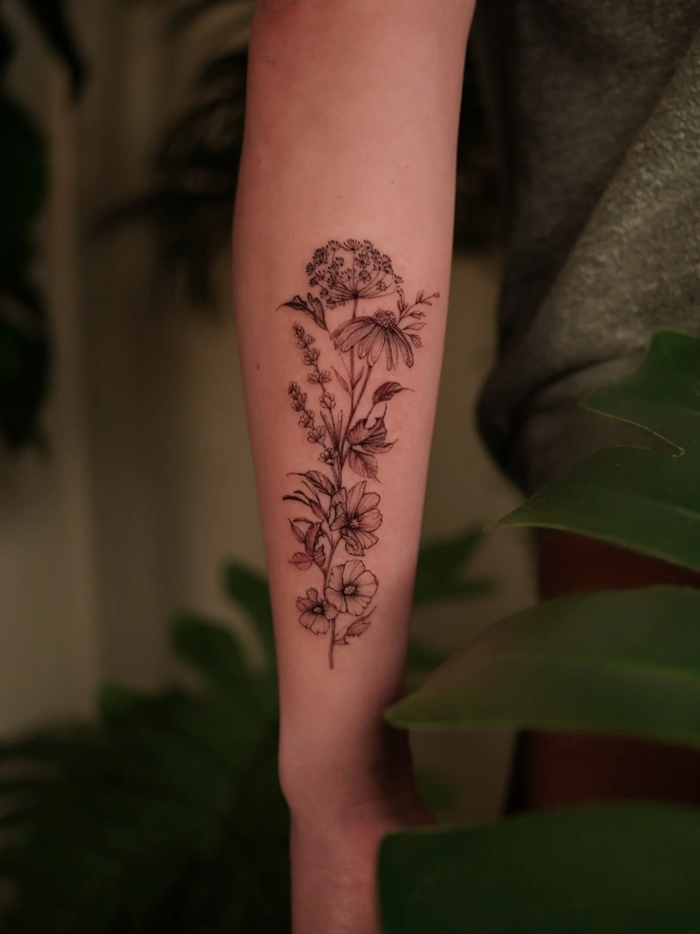 Looking for the perfect botanical tattoo artist in Toronto? 🌿

Jihan (@jihan_tattoopeople) specializes in creating timeless, fine line floral tattoos that flow perfectly with the body.

DM to consult with Jihan for your next delicate piece. 🖋️

✨ S