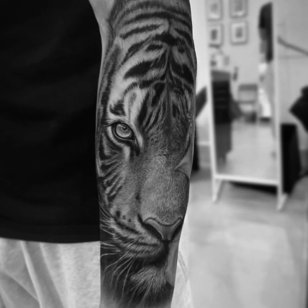 Where skin becomes a canvas for the impossible. ✨

If you&rsquo;re looking for the most lifelike tattoo artist in Toronto, Zoseon&rsquo;s portfolio speaks for itself. She specializes in high-contrast portrait tattoos and hyper-detailed animal realism