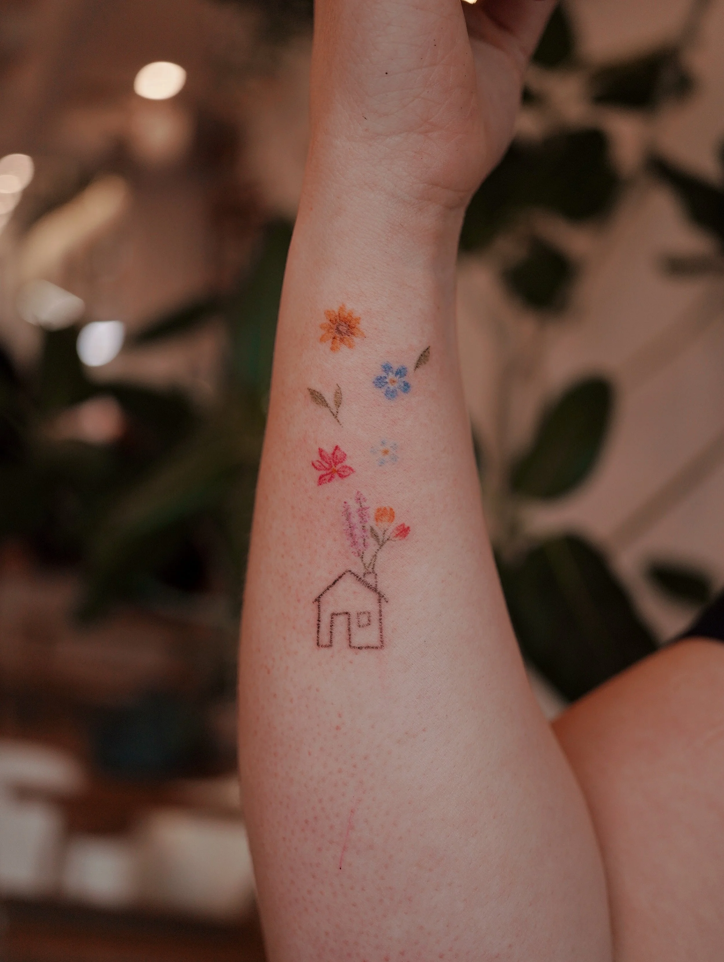 Where professional precision meets the soft texture of a crayon drawing. 🖍️✨

Experience a new era of handpoke tattoos in Toronto with J (@j_tattoopeople). 

Known as the &ldquo;sunshine&rdquo; of our studio, J has revolutionized the stick and poke 