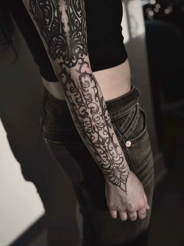 Spikes, shadows, and flowing black lines all converge under the needle of Sana, one of Toronto&rsquo;s most loved ornamental tattoo artists. 🖤✨
@tattvior @tattvior_ 

At Tattoo People Toronto, she transforms cultural patterns into high-contrast blac