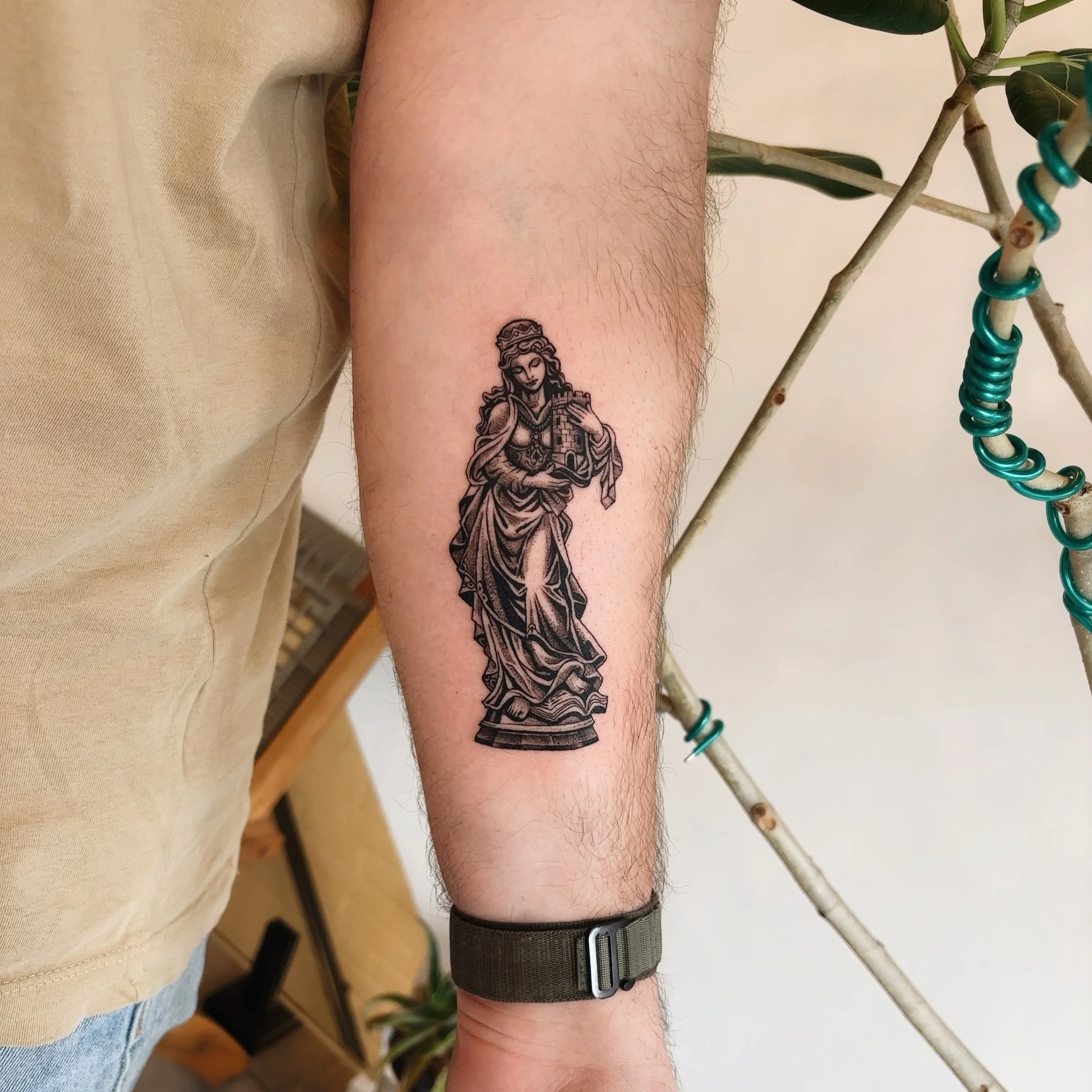 Capturing life in the finest detail. Discover the world of micro-realism with Jelly at Tattoo People.
@jellytattz

Jelly&rsquo;s work is where precision meets poetry. As a leader in illustrative realism in Toronto, she specializes in breathtaking flo