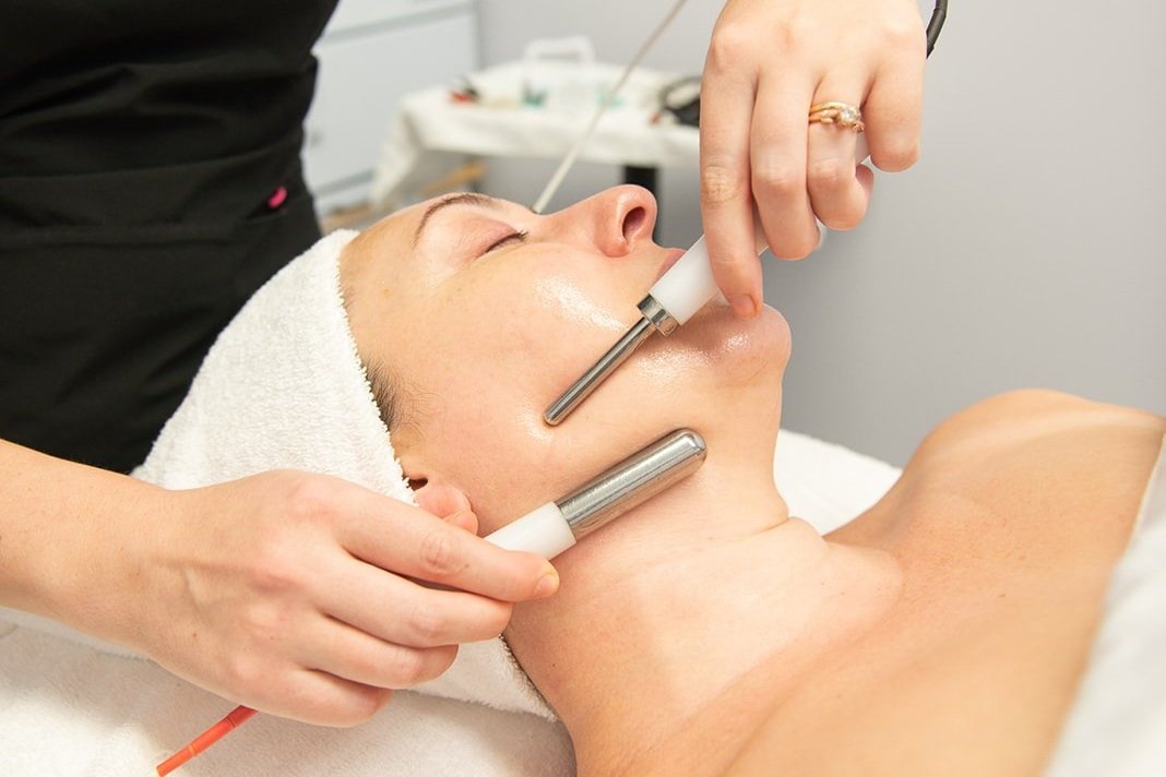 What are Microcurrent Facials and Do They Work? — Brow To Toe