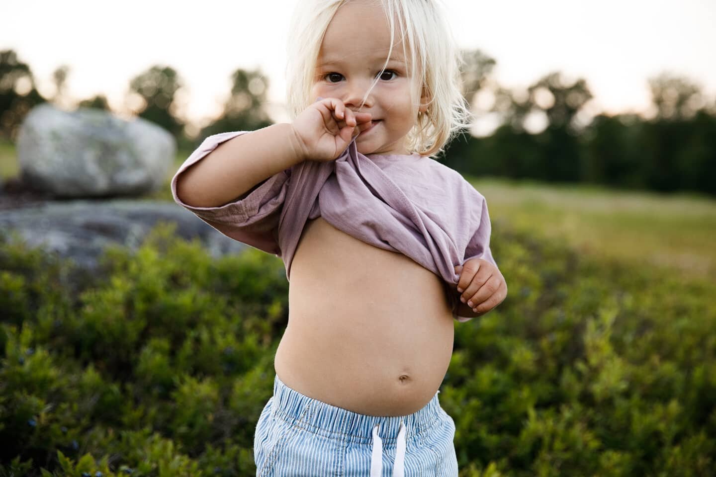 Soaking up these last days of midriff weather before we bring out the woolies 
.
.
.
📷 @bluehorsephoto 
#mainesummers #mainekids  #maine #mainelife #farmlife #farmkids #wildmaineblueberries #wildblueberries #organicfarming #organickids #mofga