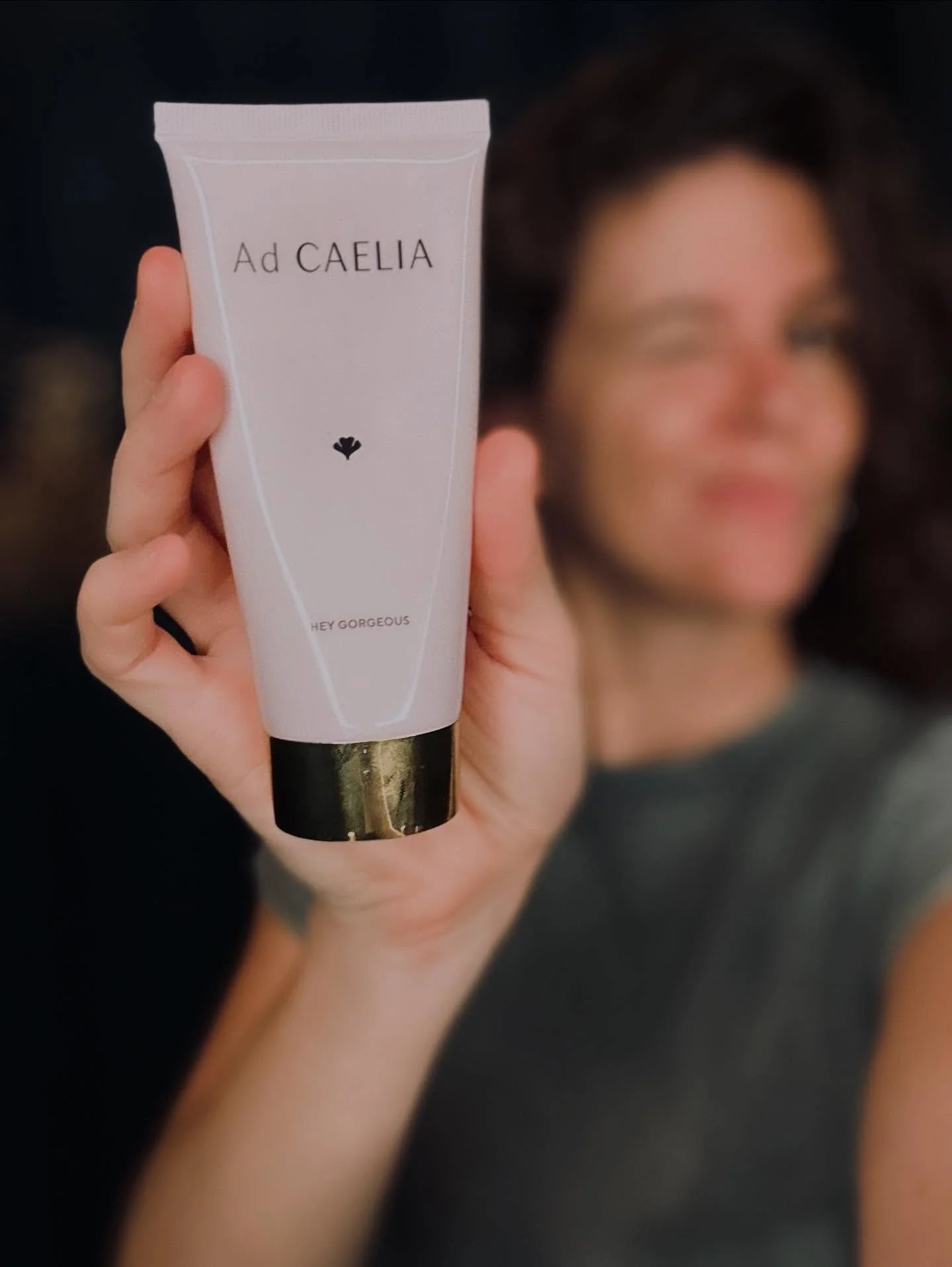 Le baume Douceur Divine d&rsquo; @adcaelia fait officiellement son entr&eacute;e en cabine et &agrave; la boutique 💛

Je l&rsquo;utilise depuis plusieurs mois chez moi et il a clairement trouv&eacute; sa place dans ma routine : apaisant, nourrissant