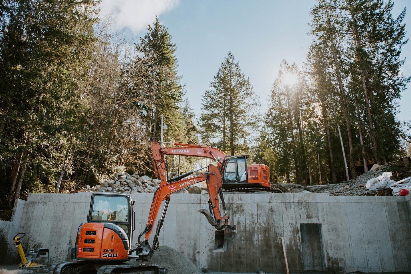Backfilling one of our latest projects with this duo
&bull;
&bull;
#teamwork
#sunshinecoastbc
#excavation
#hitachi
#excavator
#lehigh
#dumptruck
#sechelt
#madeirapark
#building 📸: @courtneymunson_