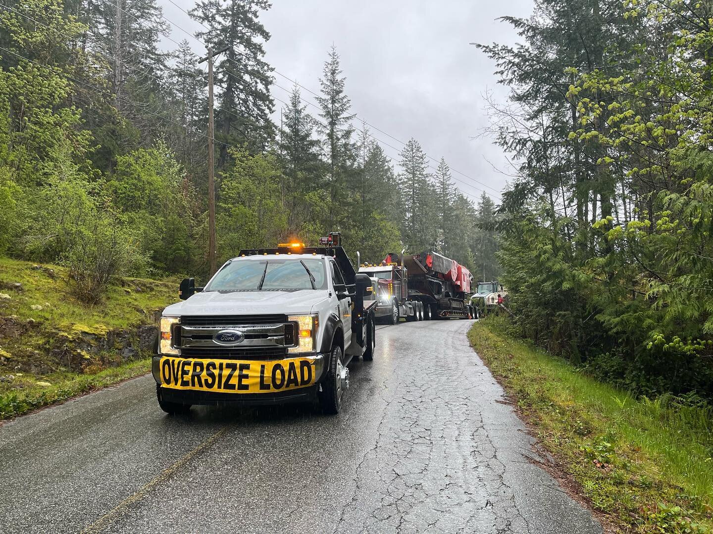 Heavy Haul made easy with this team! #lowbeddersunited #heavyhaul #superduty #peterbilt #pacesettermfg #jawcrusher