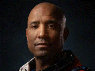 Headshot of astronaut Victor Glover