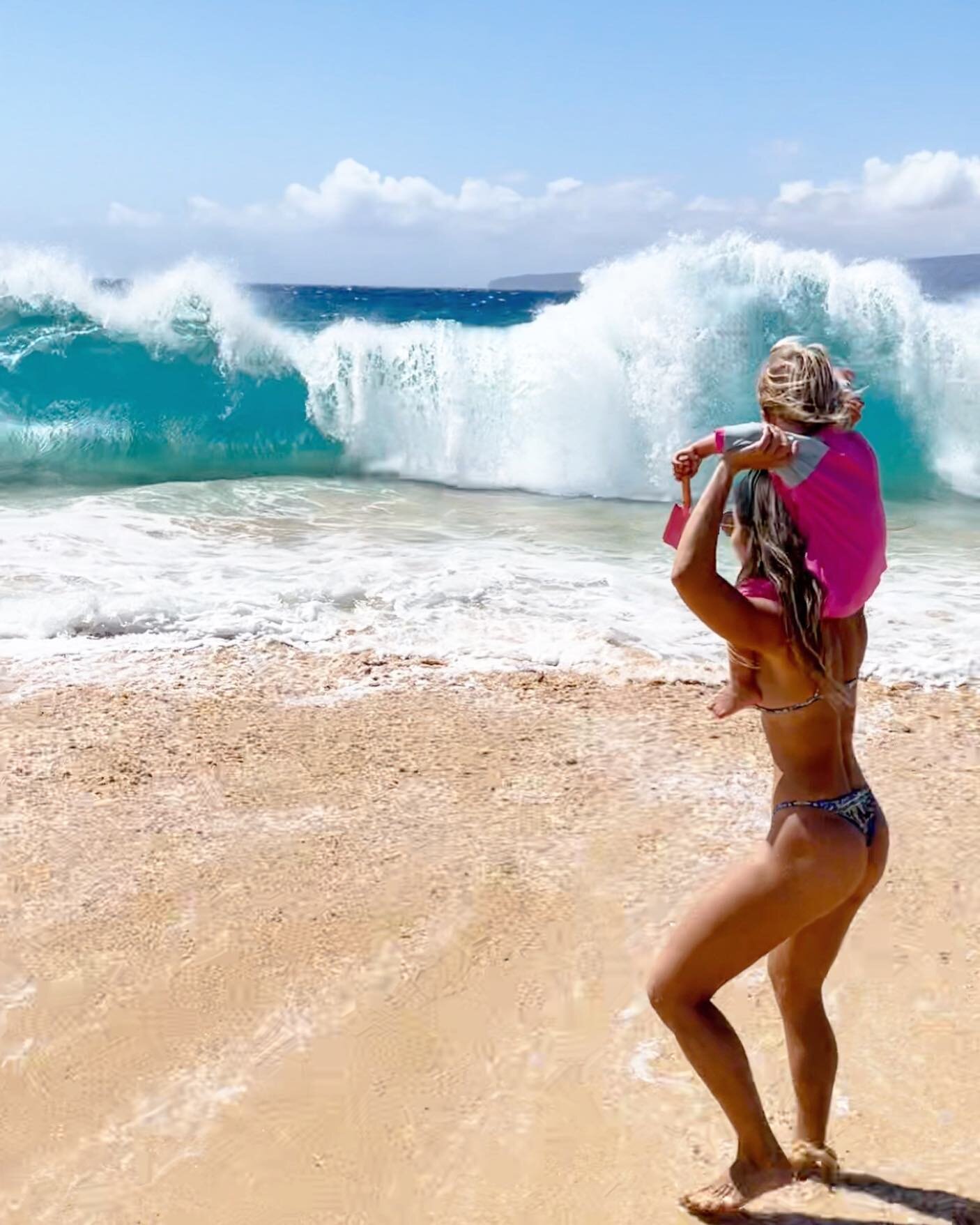With my little best friend 👑 #LuNaty #beachdayeveryday #bigbeachmakenamaui