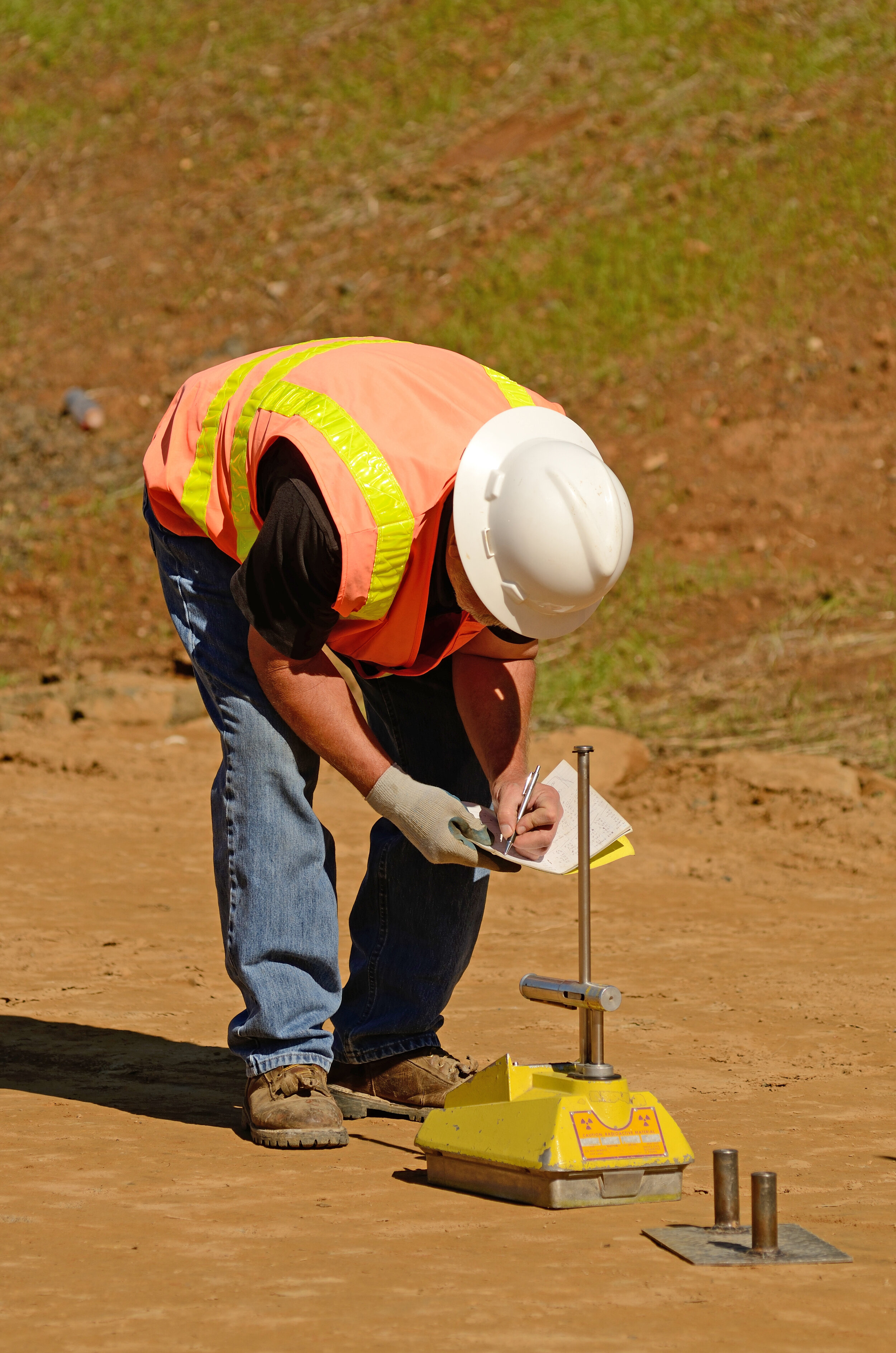 (2)现场工程师使用核密度计检查土壤密度。