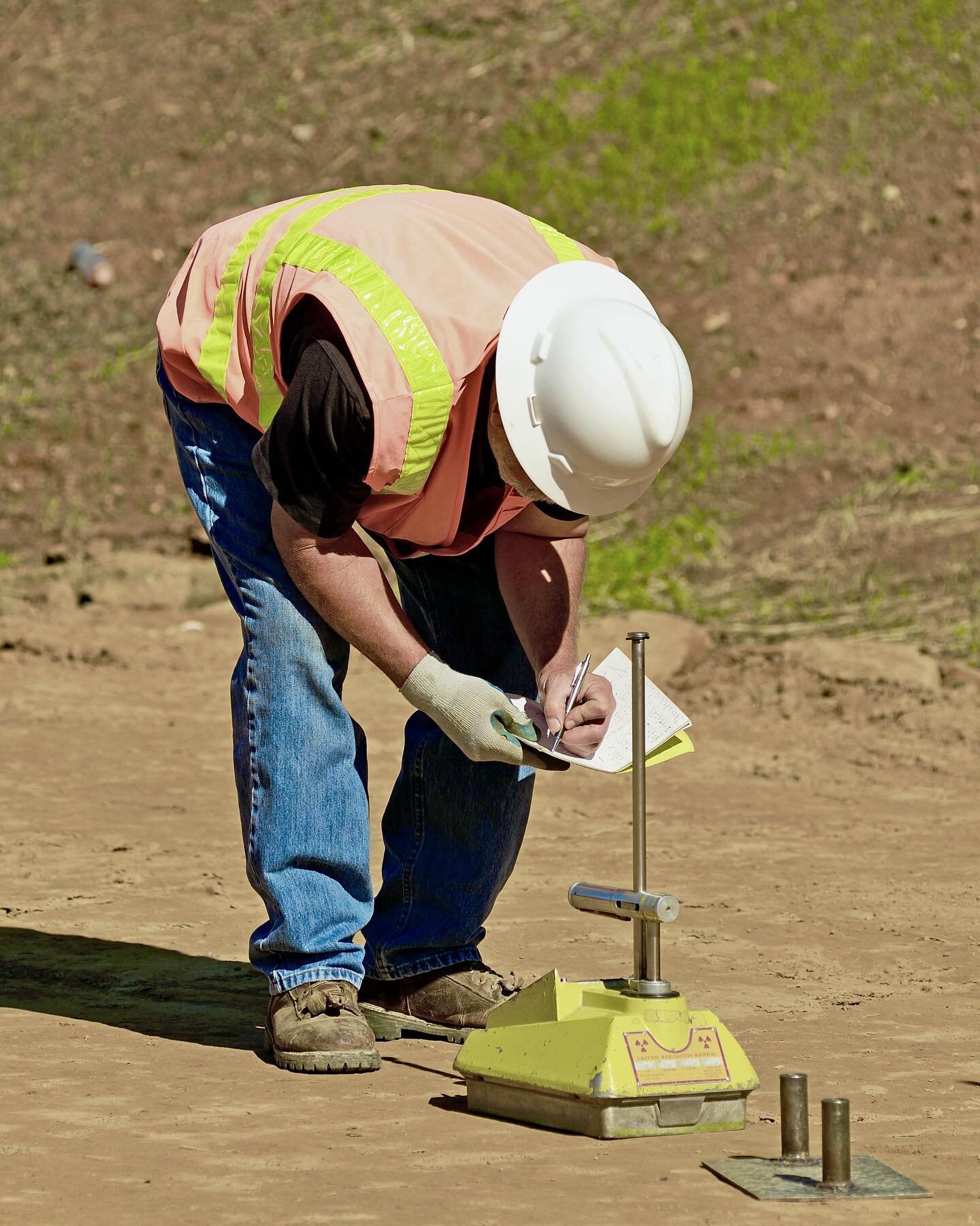 ✔️Coffey使用一种创新的核密度仪测量土壤密度，比传统的砂锥方法快20倍。核密度仪测量穿过土壤的放射性光子源。然后，通过一个复杂的等式