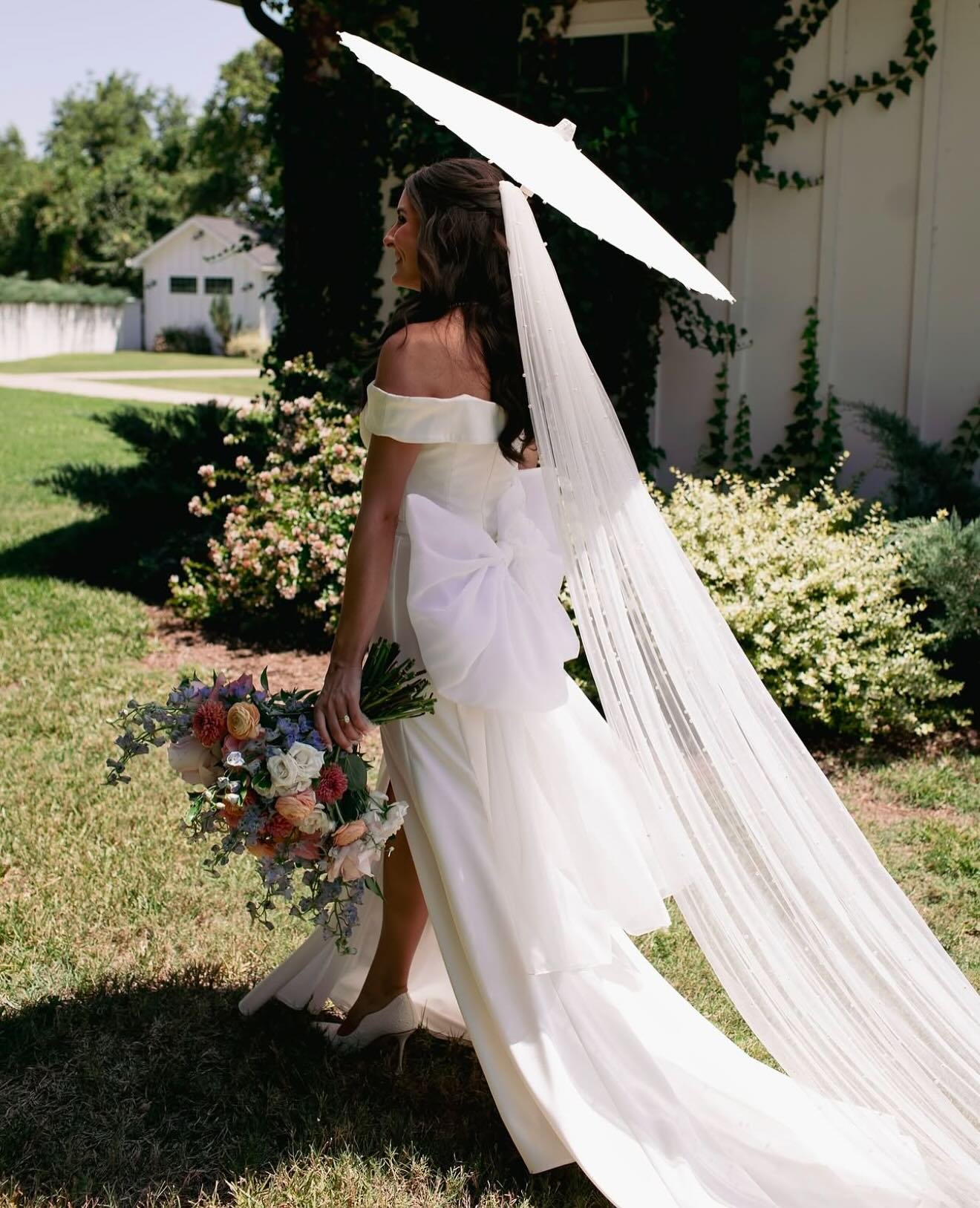 Longing for summer weddings to make their quick return 😍

Vendors: 
Coordinating: @emeraldandivyweddings 
Venue: @therosemaryvenue 
Photography: @emberclairephoto 
Florals: @hautepoppiesfloral 
DJ: @yourdjgus 
Catering: @chuysrestaurant 

#summervib