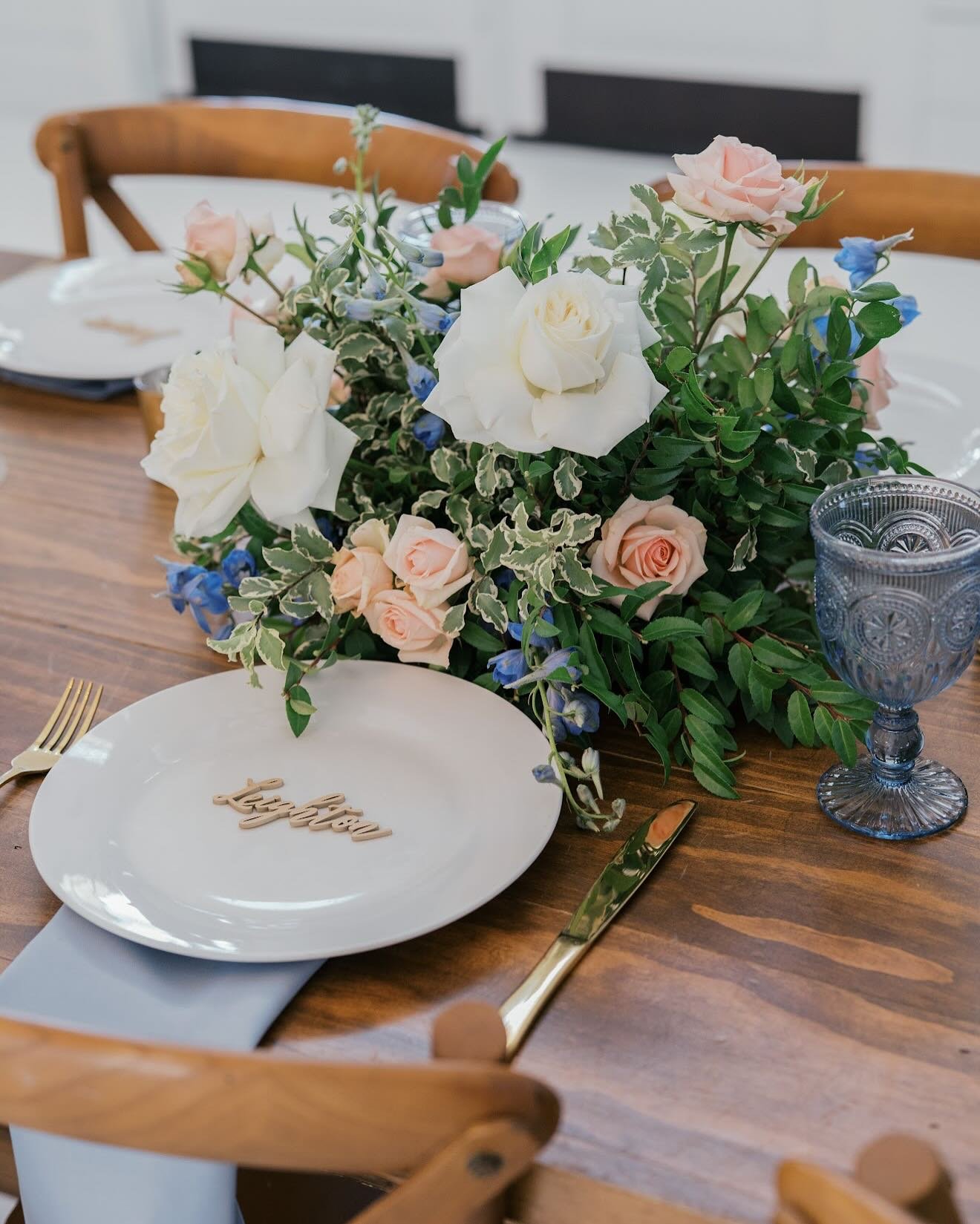 Everything about this day was perfection 😍

Venue: @therosemaryvenue 
Planner @emeraldandivyweddings
HAMU @roseandsagehairandmakeup
Catering @fivestareventservices
Bartending @servicegemevents
Videography @austindanielfilms
Florals @hautepoppiesflor
