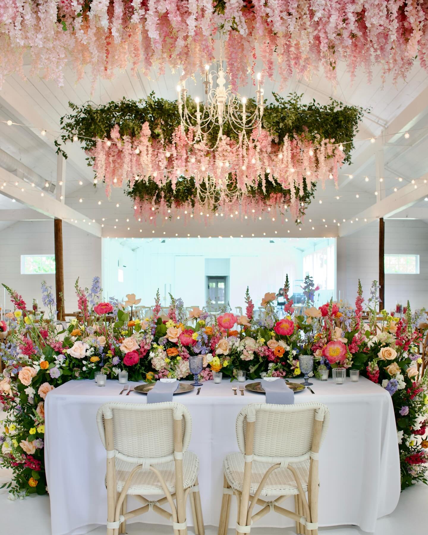 This table deserved its own spot on the feed 😍 STUNNING ✨

Venue: @therosemaryvenue 
Floral: @hautepoppiesfloral 
Place Settings/Catering: @fivestareventservices 

#springwedding #weddinginspiration #weddinginspo #tablescape #spring #dfwweddingplann