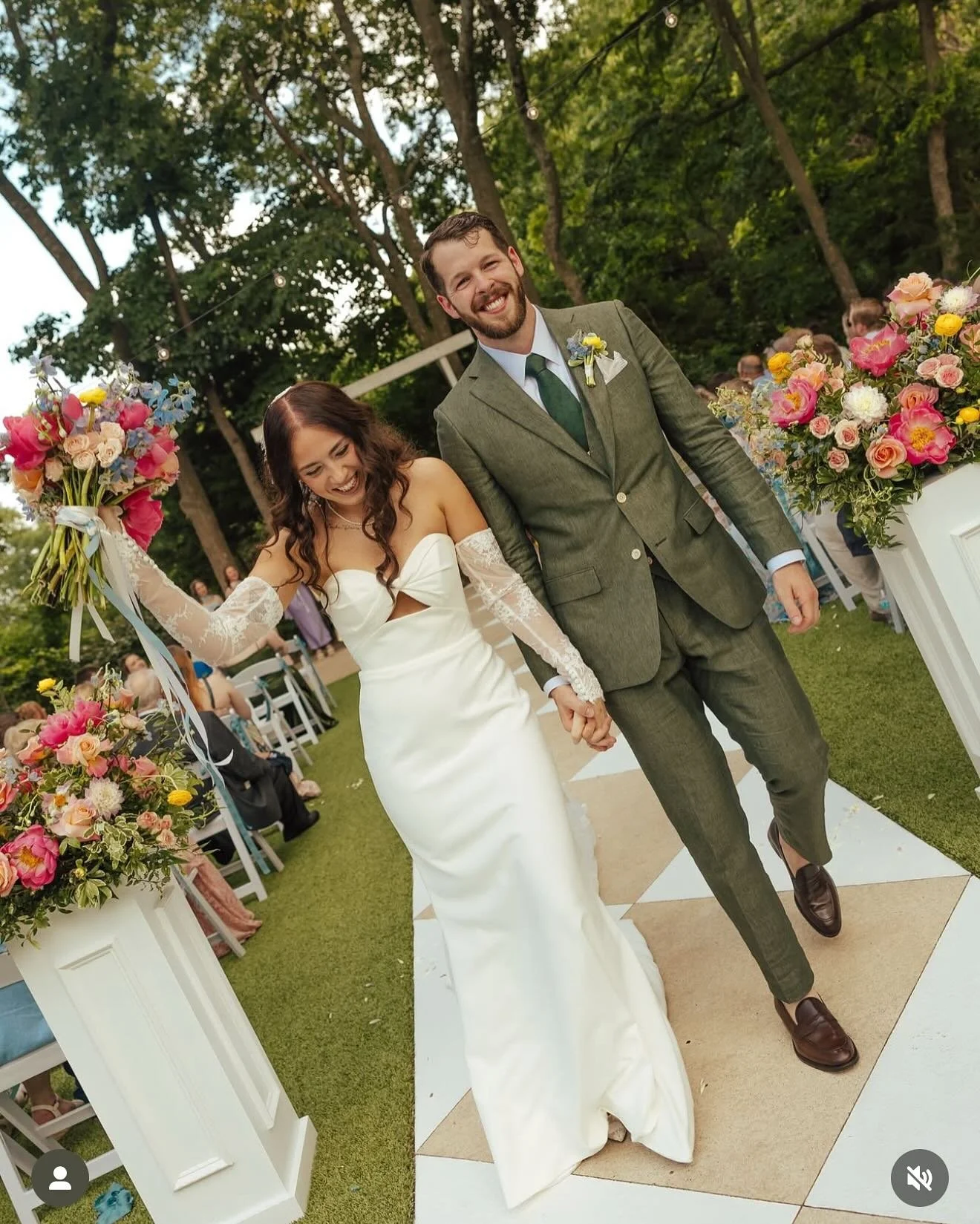Simply the best ✨

We love a bright summer wedding! 

Vendor Team:
Venue: @therosemaryvenue 
Planning: @emeraldandivyweddings 
Florals: @hautepoppiesfloral 
Photography: @rileycombsphoto 
Catering: @urbancrust 
Staffing: @servicegemevents 
Cake: @but
