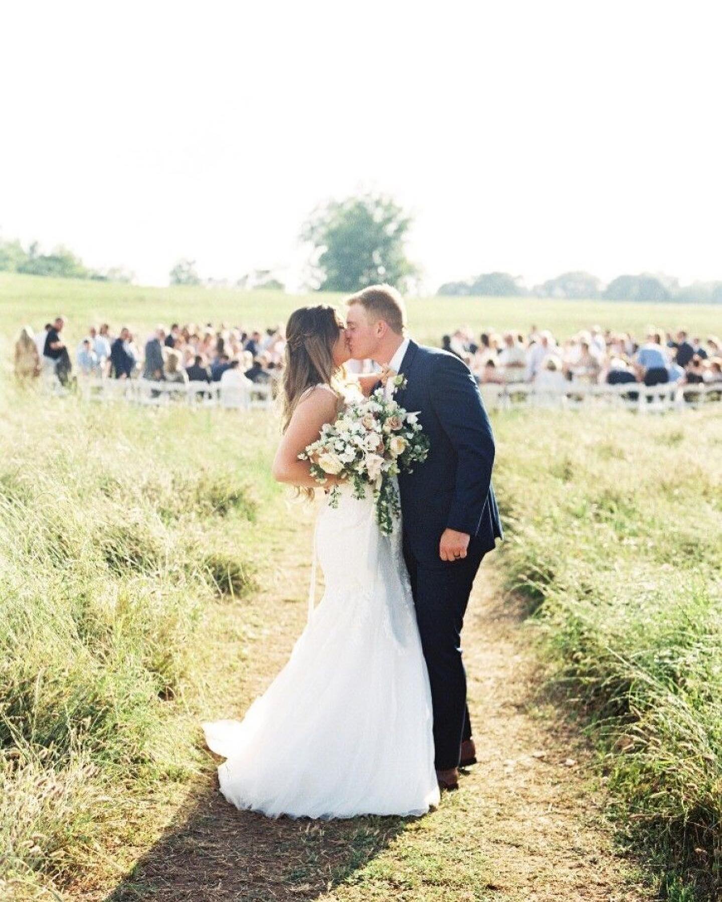 Loving this feature on Carats and Cake ☺️ @beautyasylum #beautyasylum @jacqpearcebeauty #beautyasylum_jacqueline | @shaunaveaseyphotography | @venueatmurphylane 
.
.
.
#thevenueatmurphylane #murphylaneweddings #newnanwedding