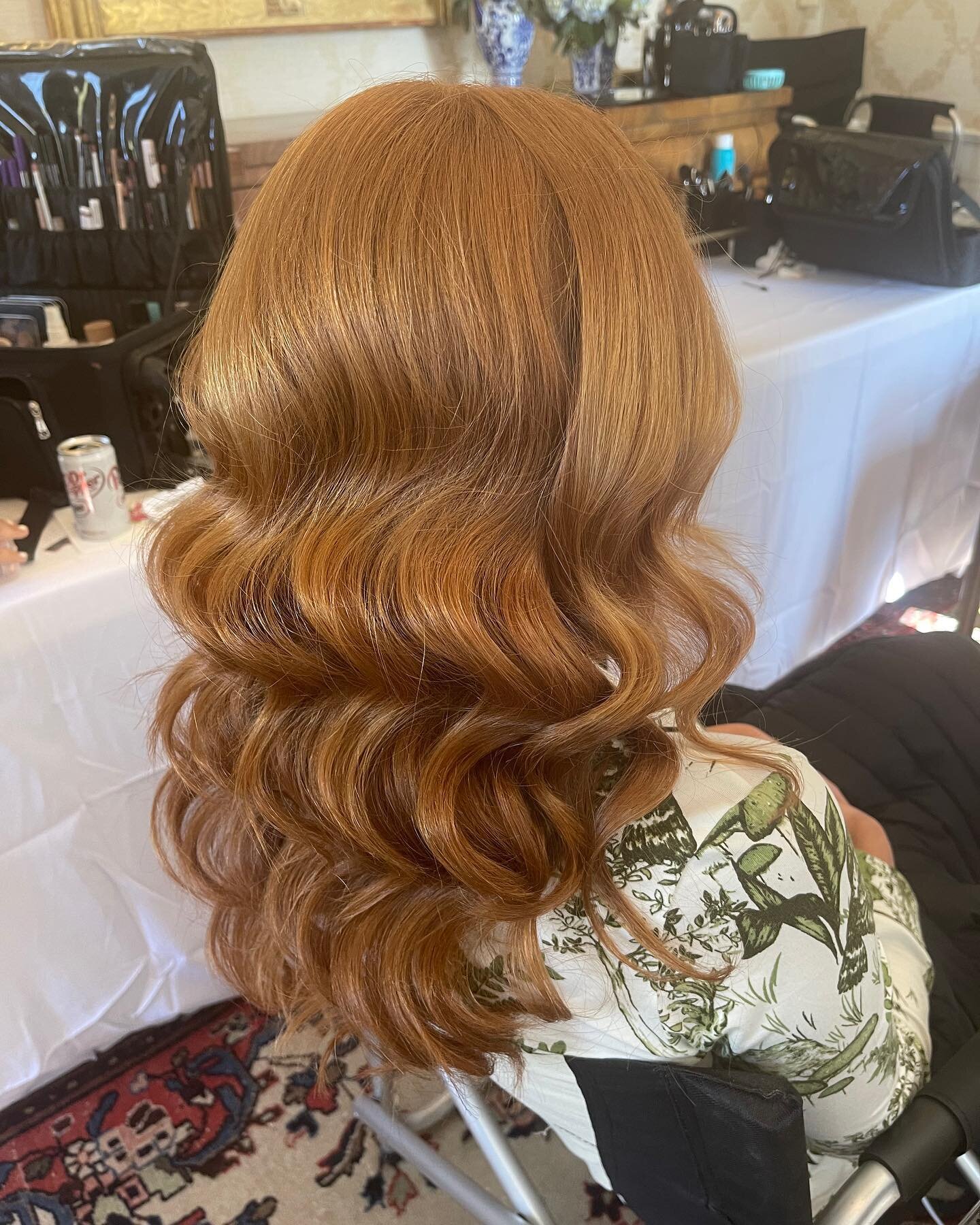 We love a good glam wave on wedding day! If you&rsquo;re a bridesmaid make sure to you have clean/dry hair. @beautyasylum #beautyasylum @cosmobyannie #beautyasylum_annie
.
.
.
#glamwaves #redhair #brideglamwaves #darlingtonschool #romegaweddings #rom