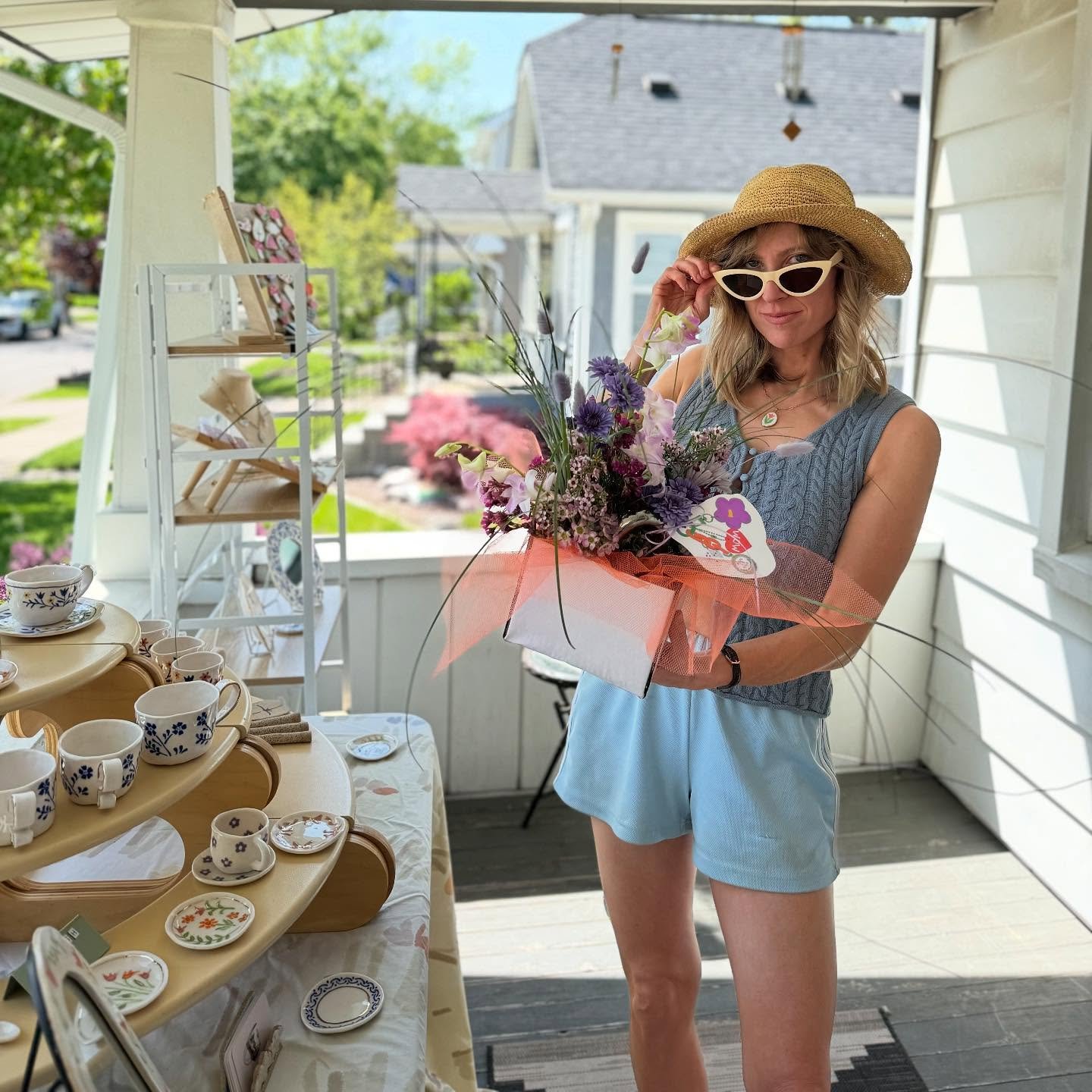 Backyard/Porch Art Fair was lovely. Thanks for stopping by!! Hope you were able to catch a bouquet by @nichehitch before she sold out. This one went to my mama 🌸🌸 photo by my sis: @celenalopezphotography