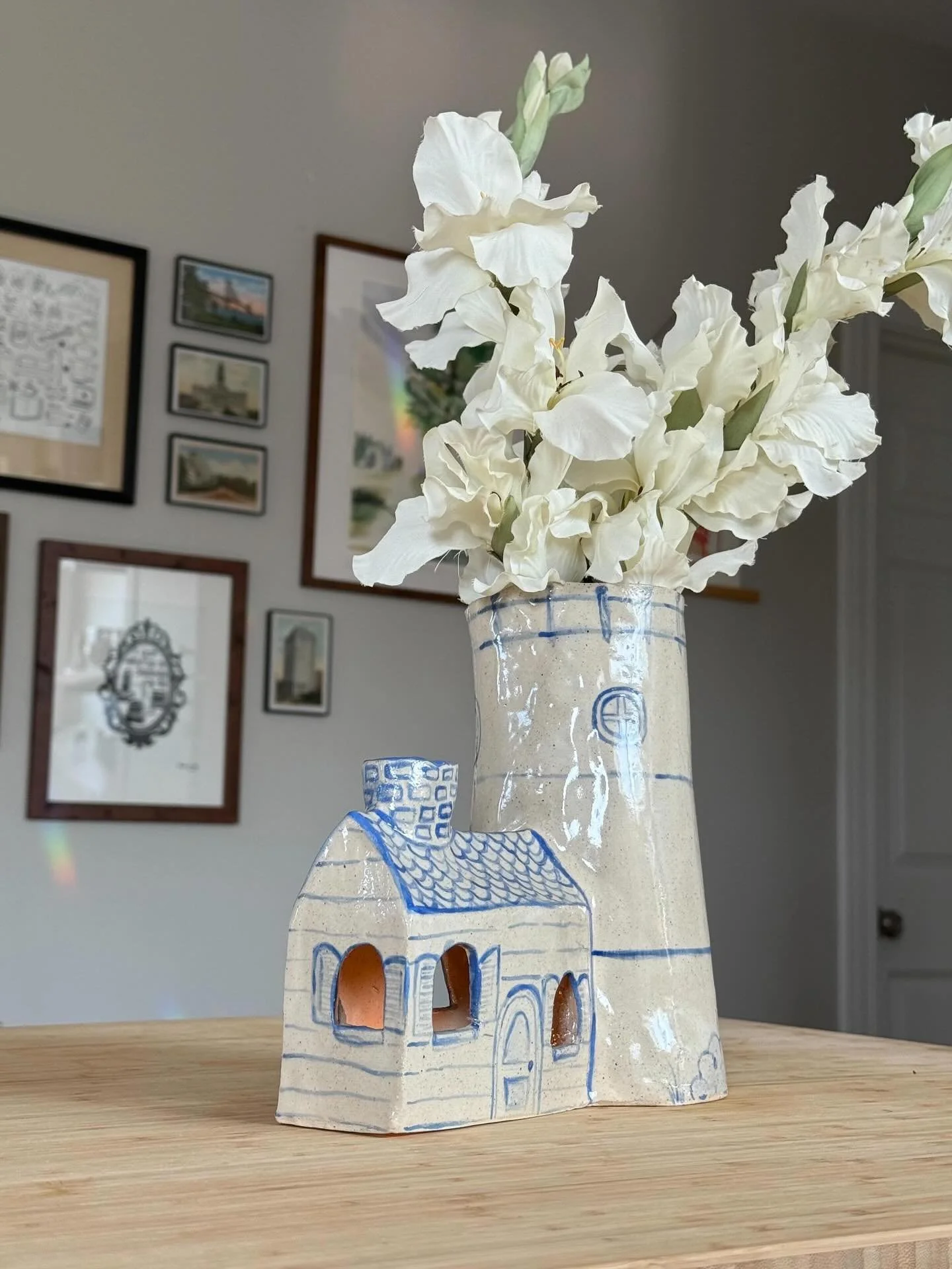 Super student @savannahred11 constructed this absolutely STUNNING lighthouse nightlight and vase. Truly pure Michigan magic and demonstrates how fun and creative you can be with clay!!! 🙌🏻