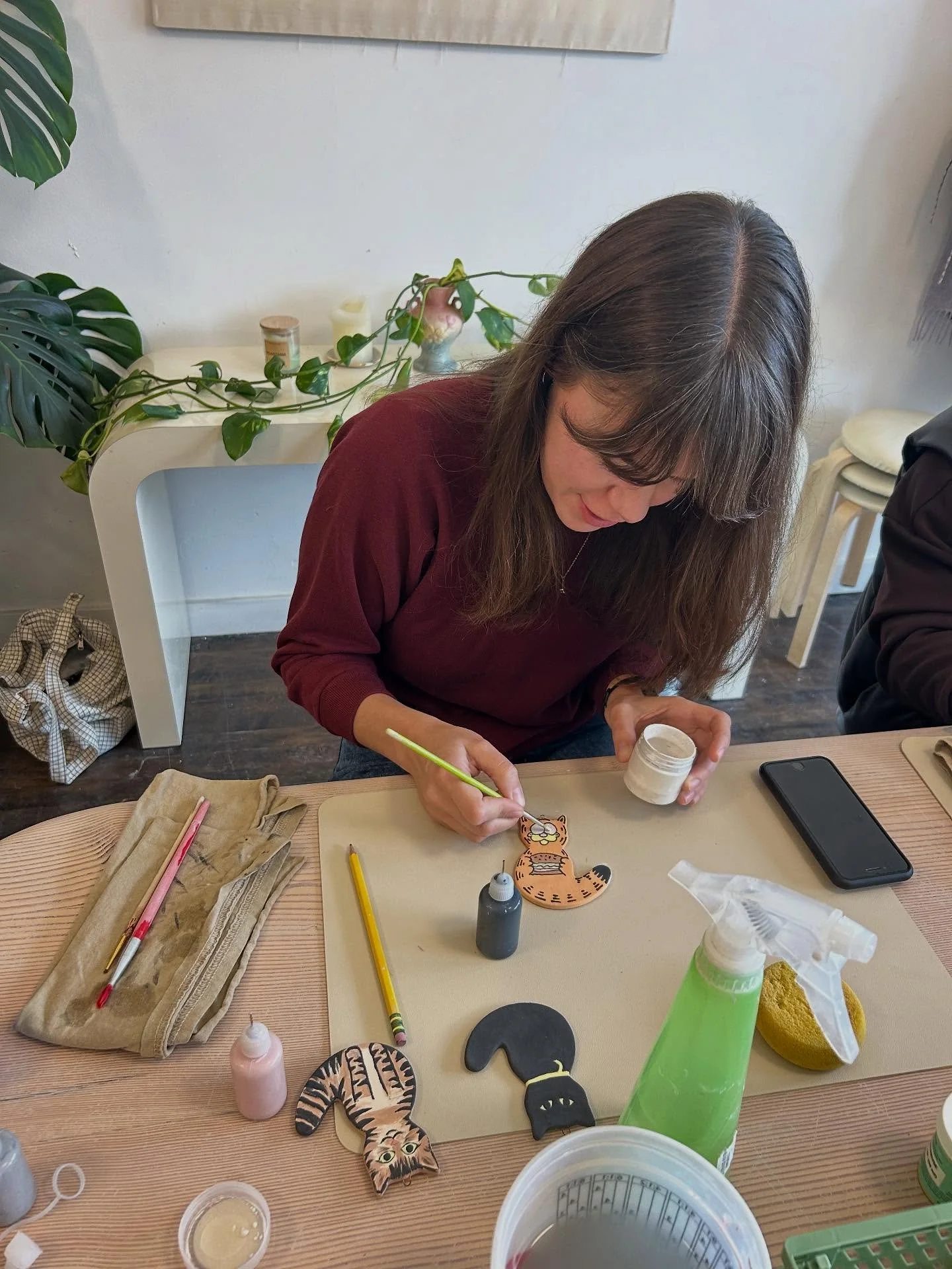 Ornament Workshop is back in two weeks!
Superstar painter @urndavis made this trio of cats last year and I&rsquo;m obsessed. I can&rsquo;t wait to see what you come up with. Sign up now to reserve your spot. I&rsquo;m hosting it on Saturday 11/29 as 