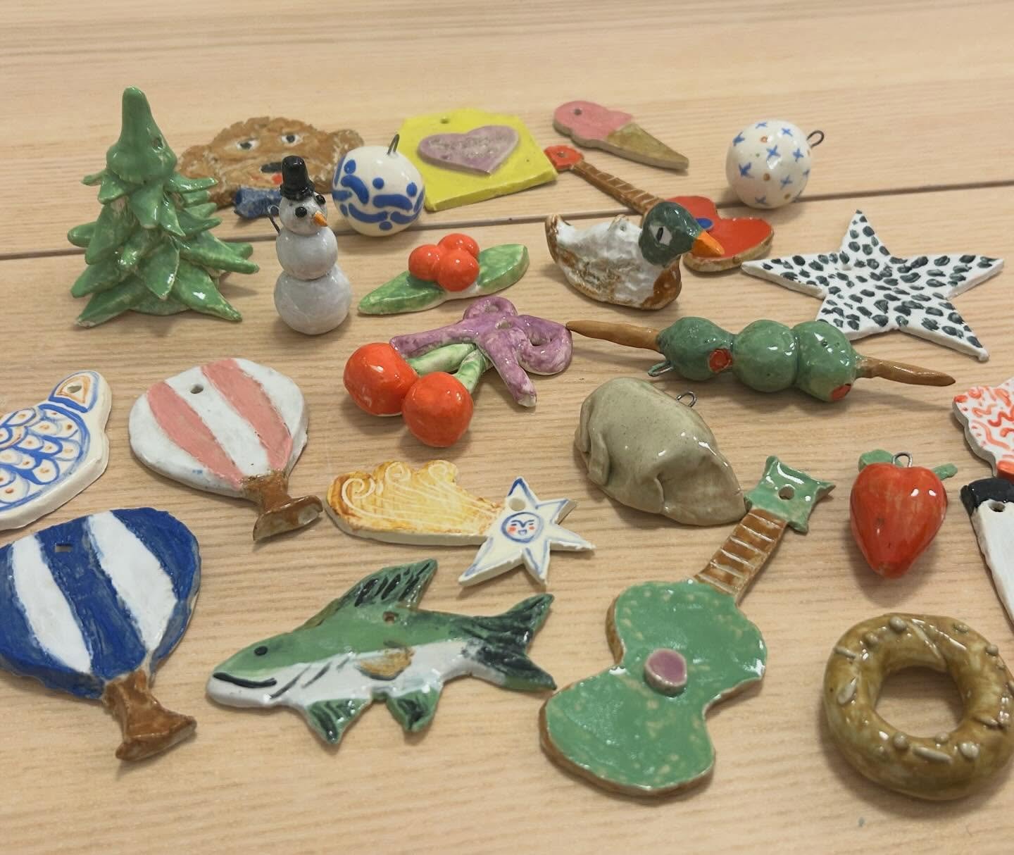 Dumplings, ducks, cherries, hollys, guitars, doodles&mdash;- whatever you dream up; we will build it and hang it on the tree (or all year round on a houseplant). There is one final 𝑶𝒓𝒏𝒂𝒎𝒆𝒏𝒕 𝑺𝒕𝒖𝒅𝒊𝒐 this Sunday from 2-4pm. 🎄 Register in 