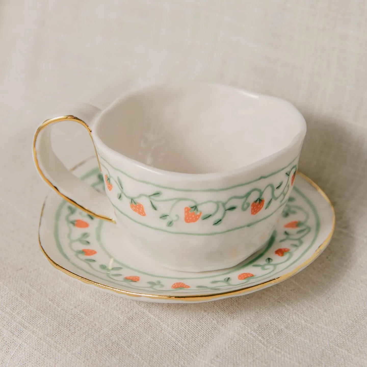 Just did a long promised shop drop! I loveeeee selling in person so much, I never update my interweb store. But I know that&rsquo;s unfair to those of you who are not local. Anyway- porcelinen.com/shop and Merry Holidays amigos 📸 @colorvisionsss