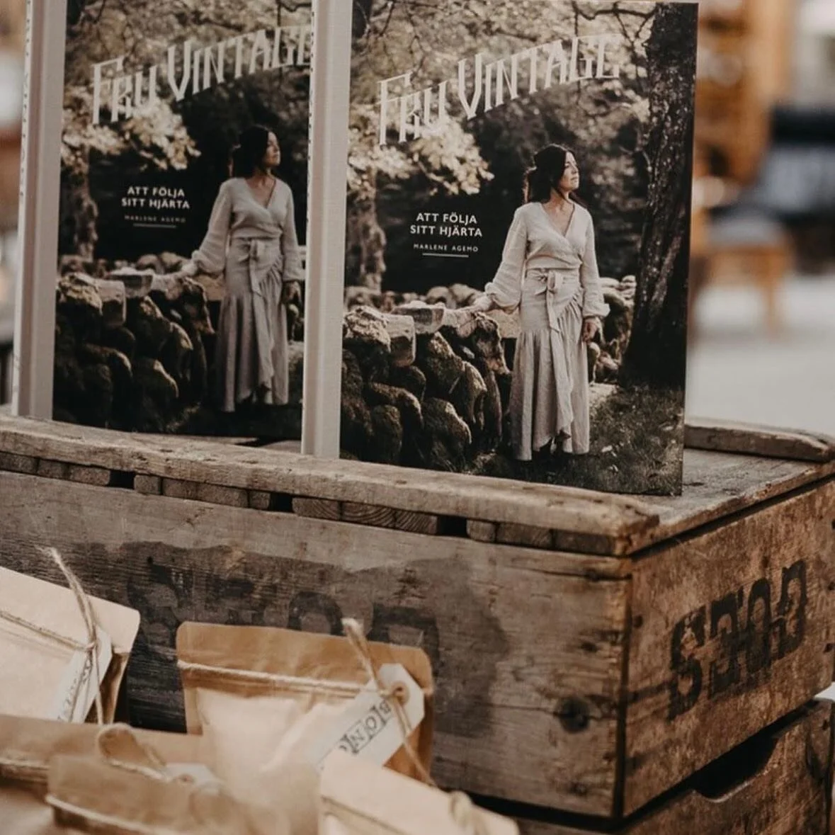 ~Boksignering med Fru Vintage~
16 maj kl 11:30-15:00
Det händer så mycket roligt här nu! På tisdag får vi besök av härliga Marlene Agemo @fruvintage som just släppt sin bok ”Att följa sitt hj&au