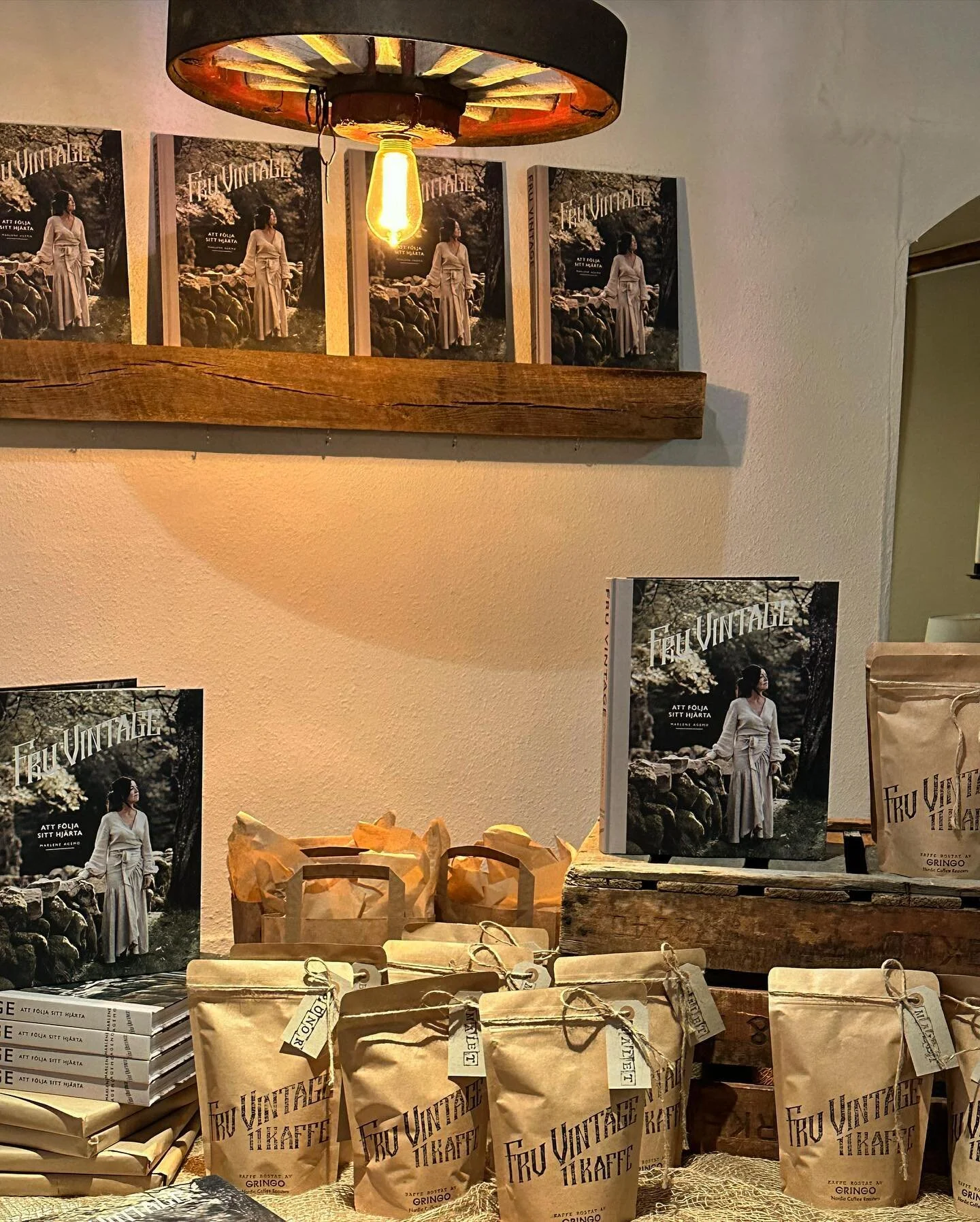 @fruvintage är på plats med sitt kaffe & sin bok. Köket är såklart redo att leverera fantastisk mat!
Får vi fresta med de här underbara vårrullarna till exempel (se bild 2 👉🏻)
#dagens #dagenslunch #