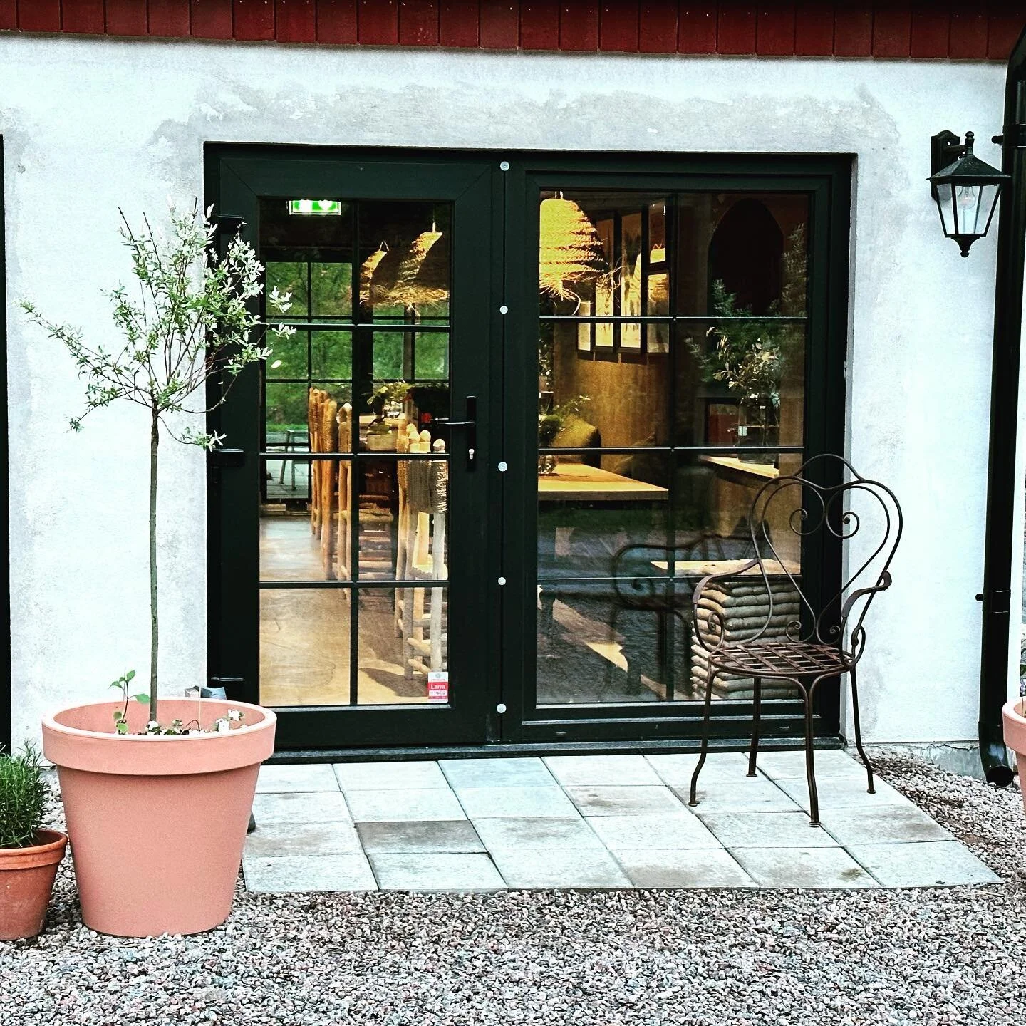 Nu är det äntligen dags för invigning! 
Det råder full aktivitet innanför dörrarna när det nu äntligen är dags att inviga det som vi längtat efter så länge: vårt lilla boutiquehotel