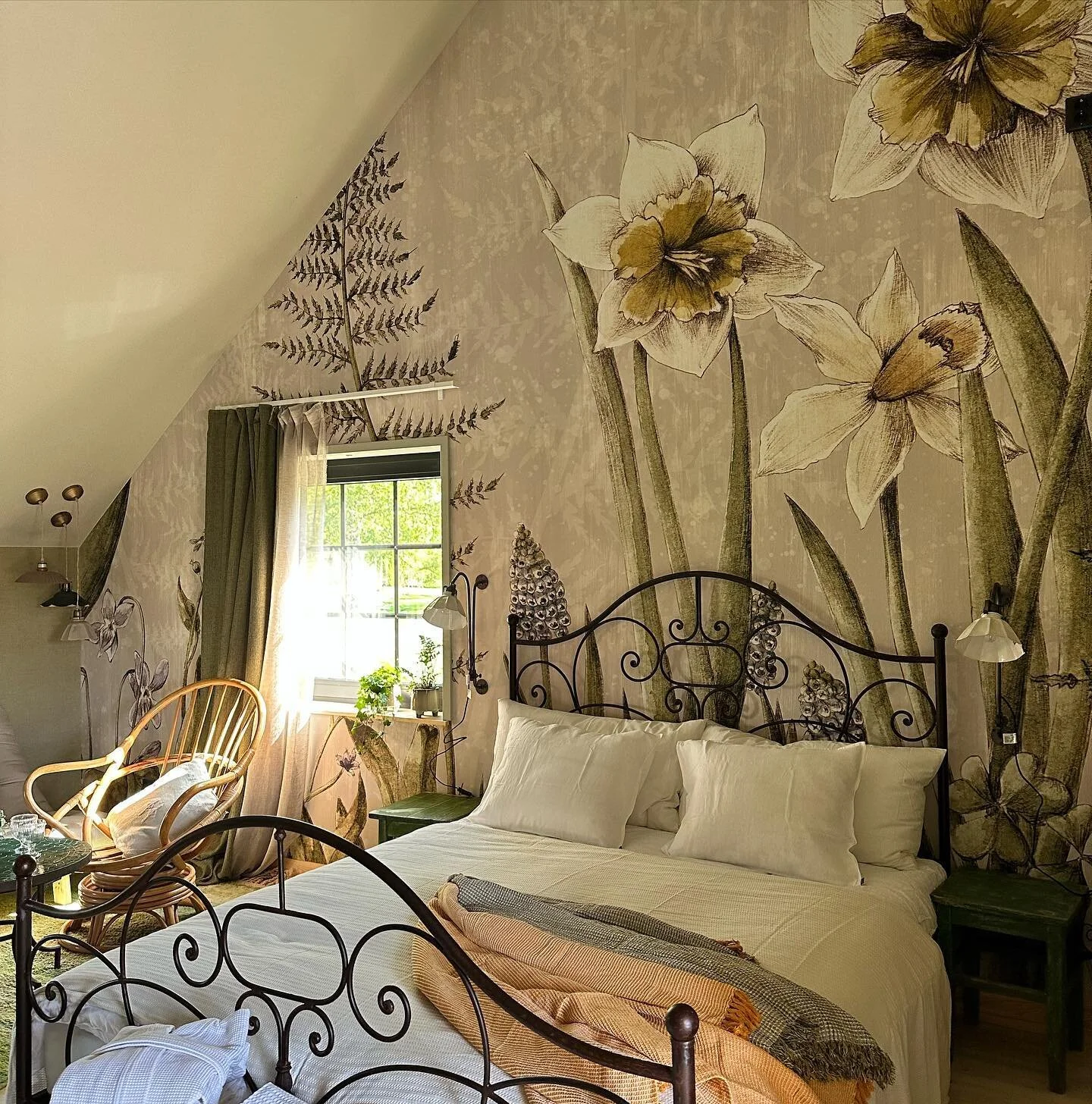 ~Vårt boutique hotell~
Nu är det invigt & vi öppnar för bokningar 🤍 I första etappen inviger vi tre rum & en härlig matsal för frukostar & middagar. Varje rum är unikt inrett med inspiration fr&a