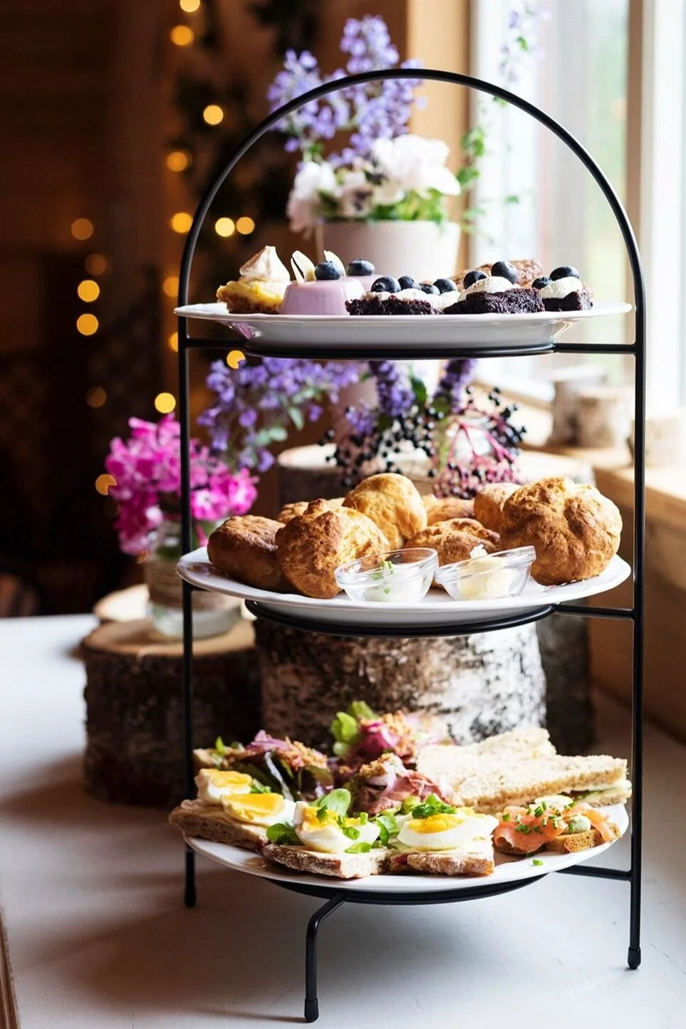 Afternoon tea med scones, snittar som serveras med te i Dahlbogårdens restaurang mellan Alingsås och Vårgårda bara fem mil från Göteborg