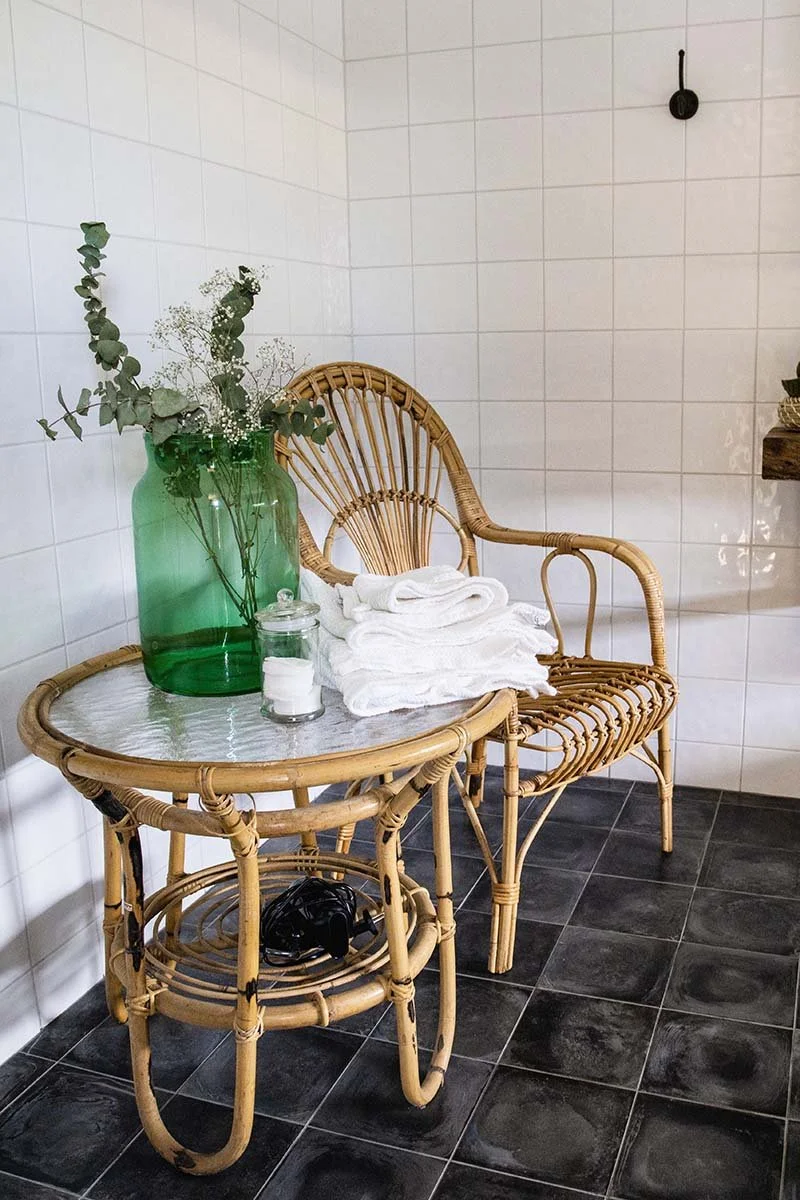 Badrummets sittgrupp, som hör till hotellrummet Fältet