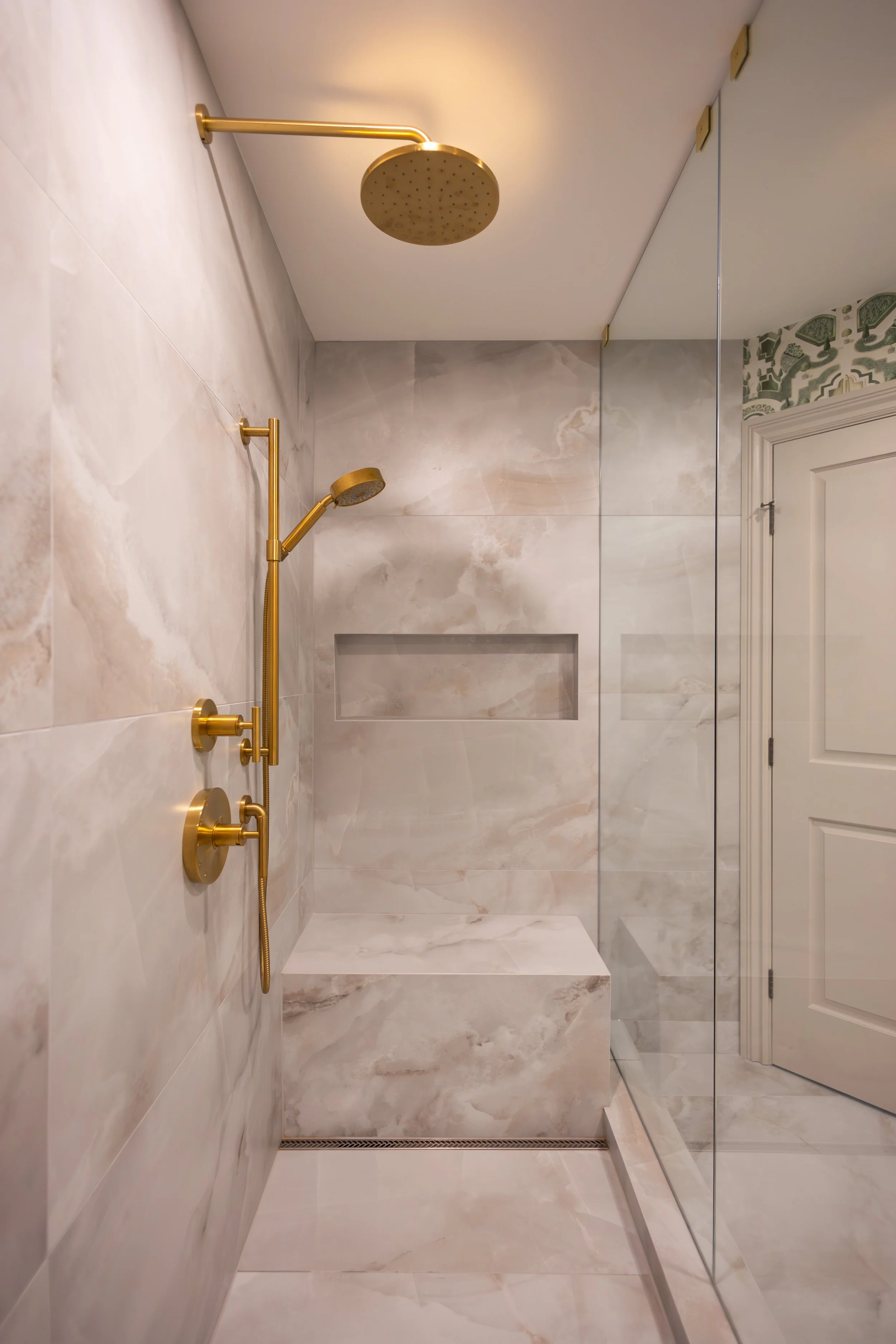 Walk In Shower vs Bathtub: What Works Best for Toronto Homes