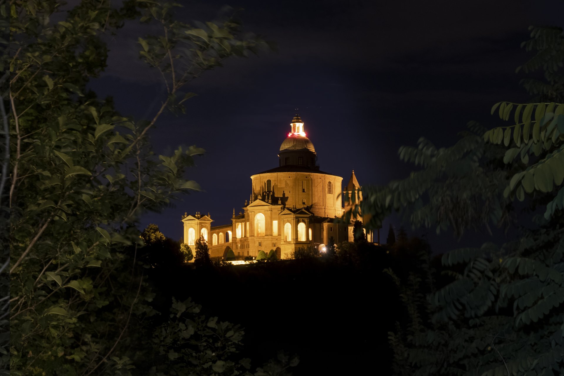 San Luca incorniciato - notturna.jpg
