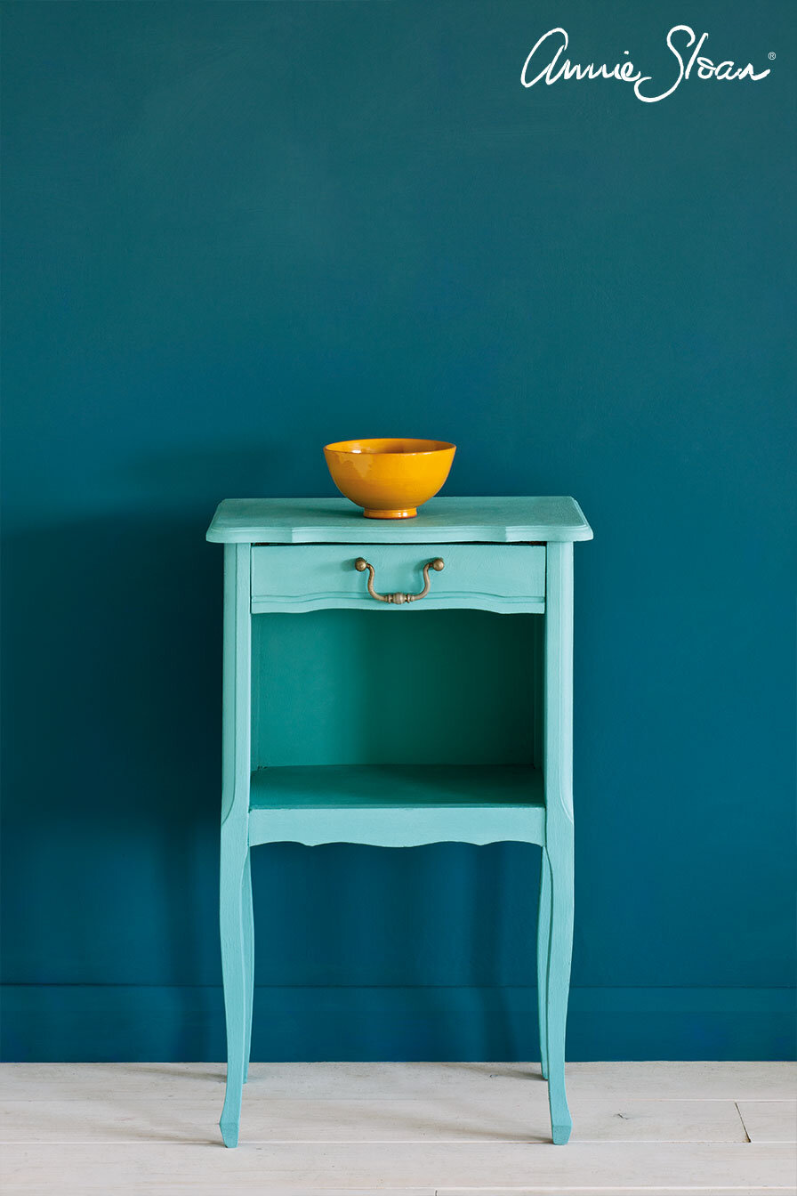 Provence-side-table,-Wall-Paint-in-Aubusson-Blue,-Piano-in-Provence-curtain,-Linen-Union-in-Provence-+-Old-White-lampshade,-72dpi-image-1.jpg