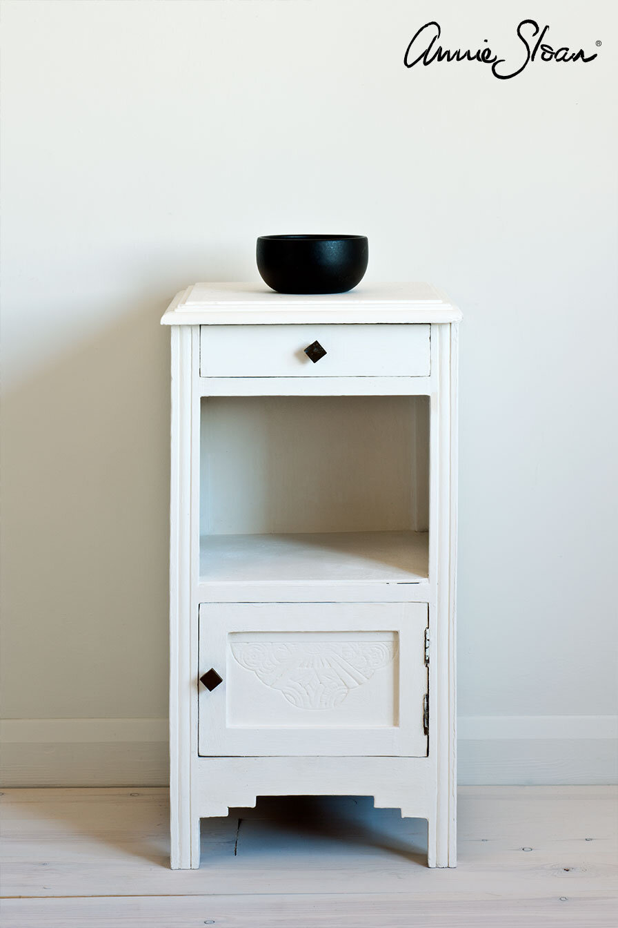 Pure-side-table,-Tacit-in-Graphite-curtain,-Linen-Union-in-Graphite-+-Old-White-lampshade,-72dpi-image-1.jpg